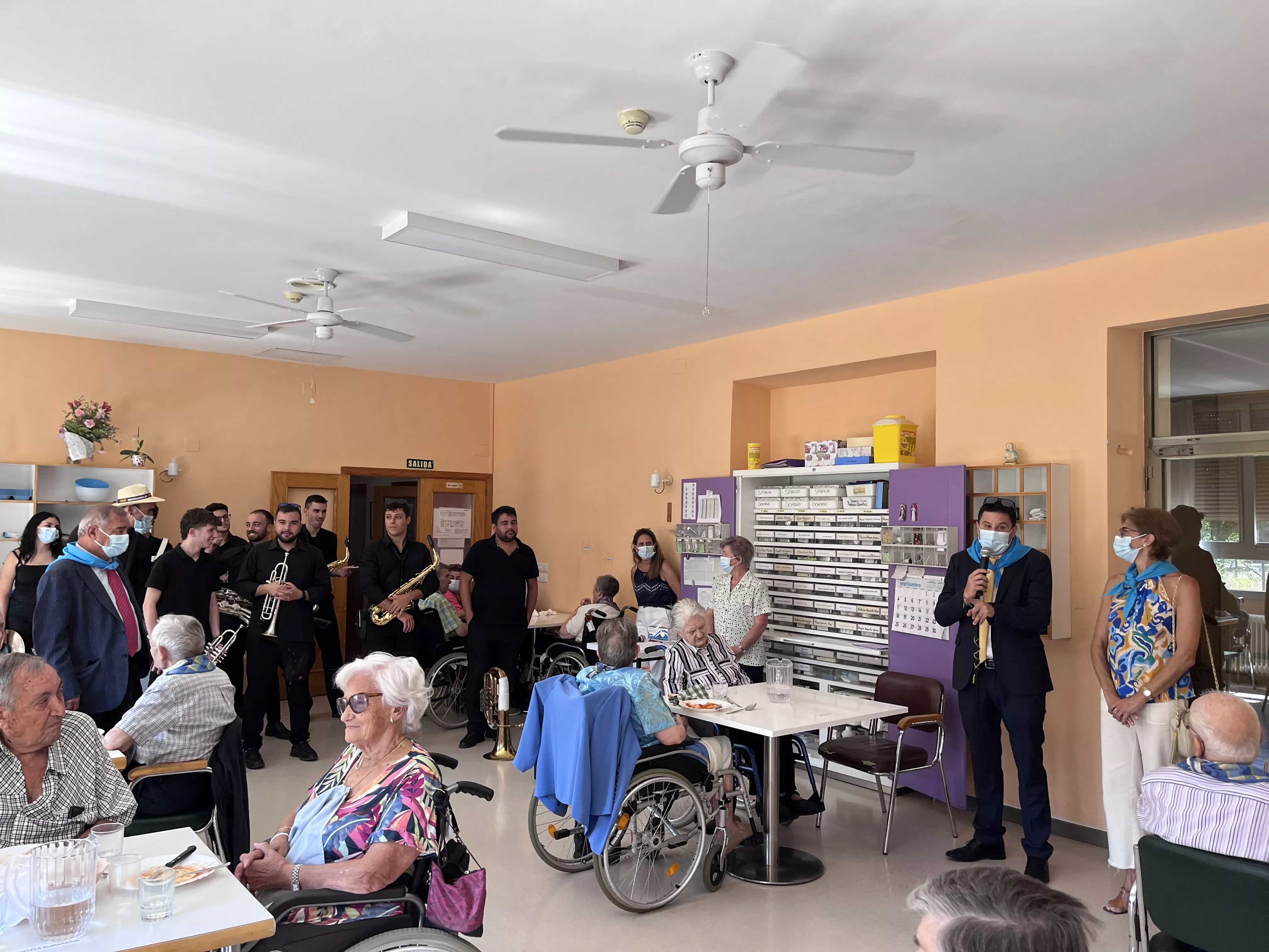 Visita a la residencia de mayores de Ayerbe. Foto Mercedes Manterola