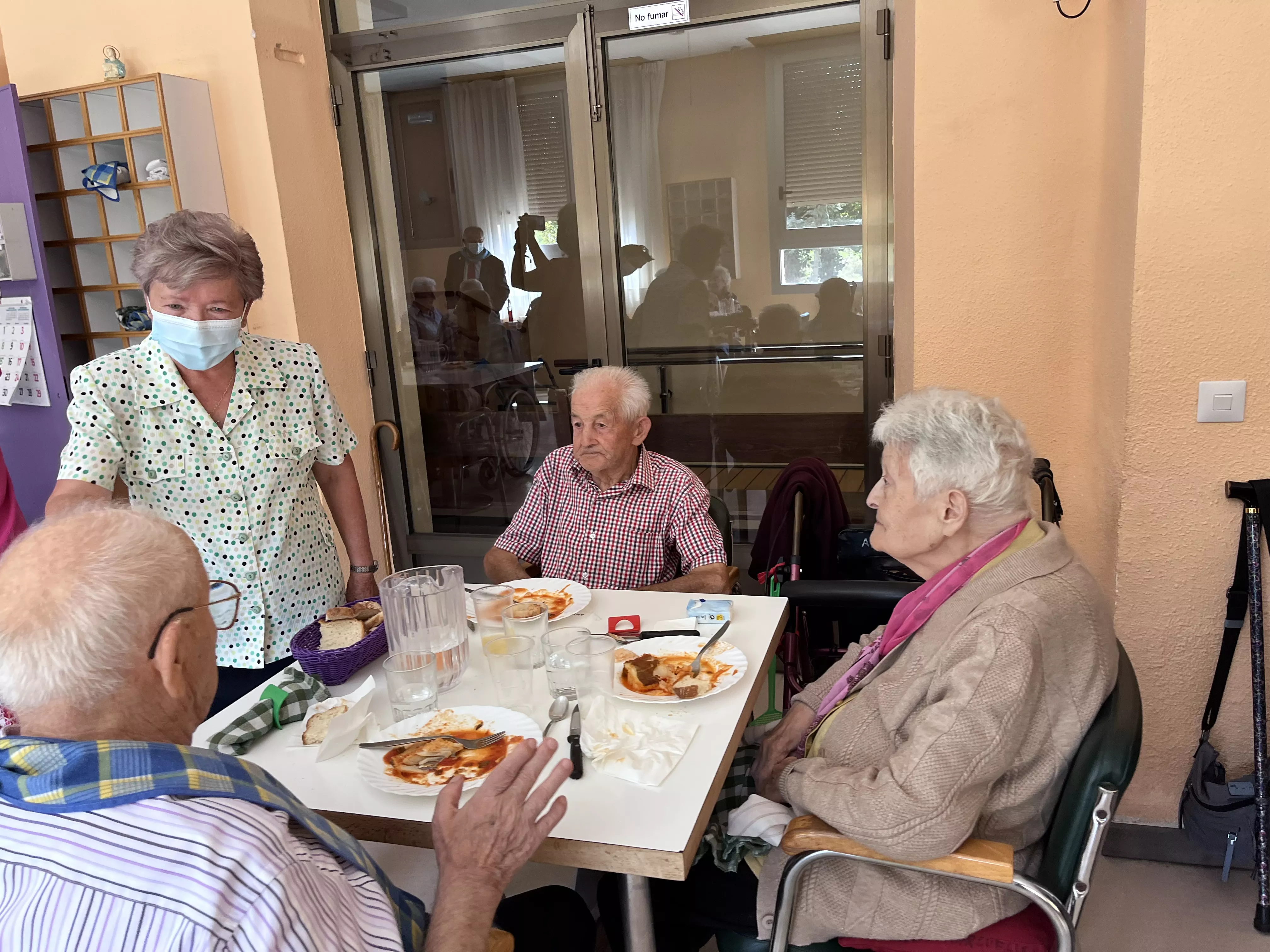 Visita a la residencia de mayores de Ayerbe. Foto Mercedes Manterola
