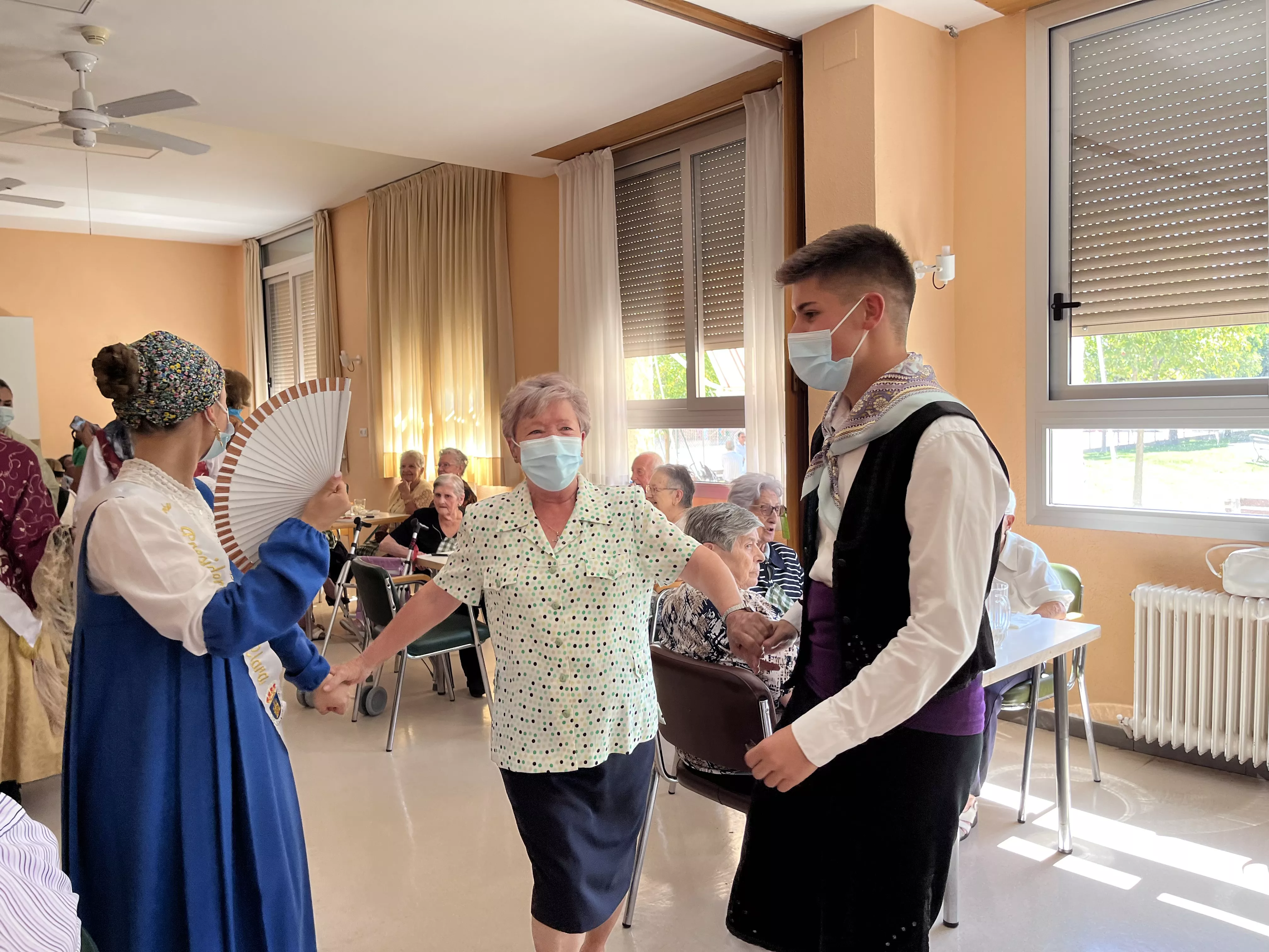 Visita a la residencia de mayores de Ayerbe. Foto Mercedes Manterola