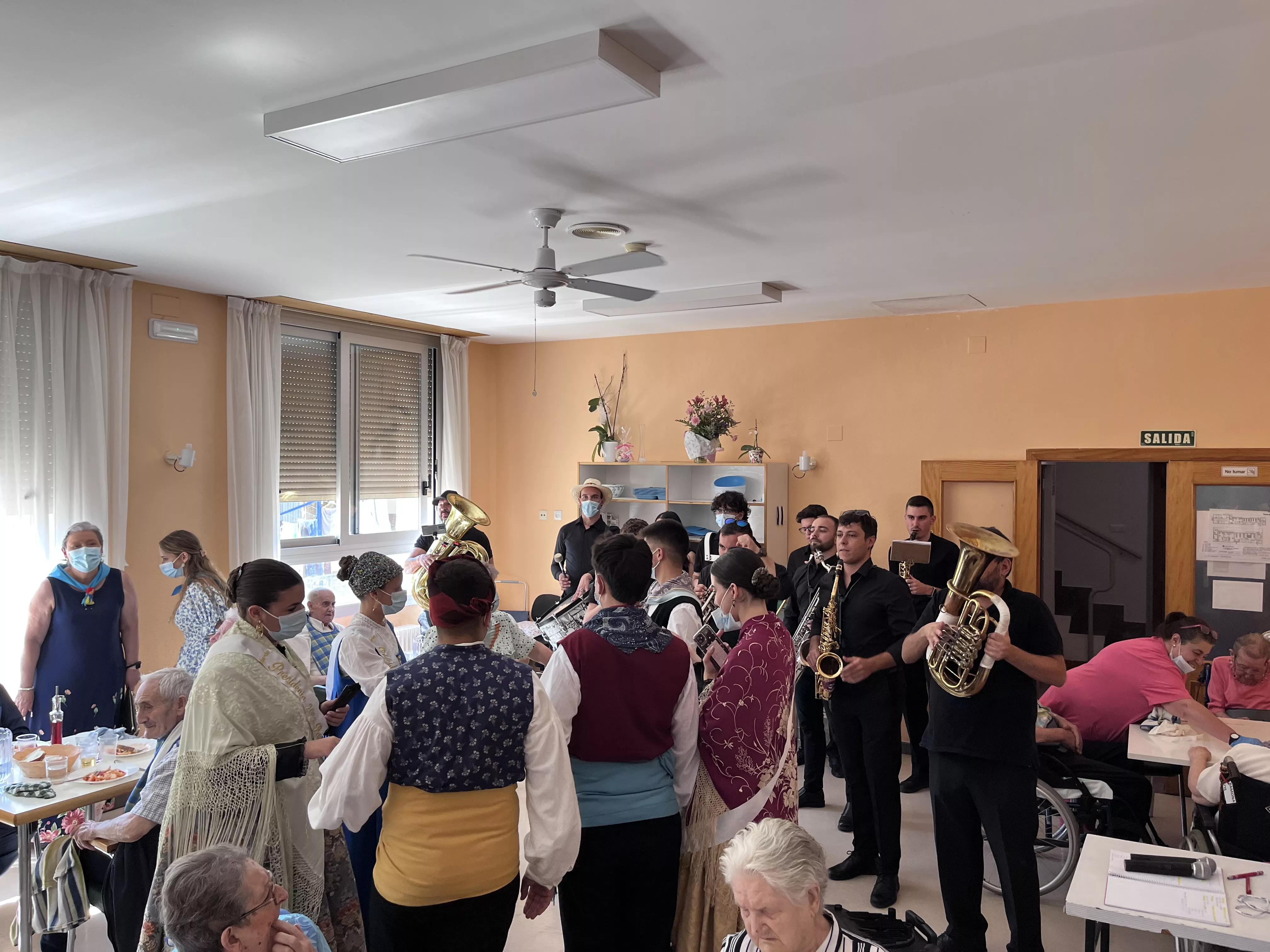 Visita a la residencia de mayores de Ayerbe. Foto Mercedes Manterola