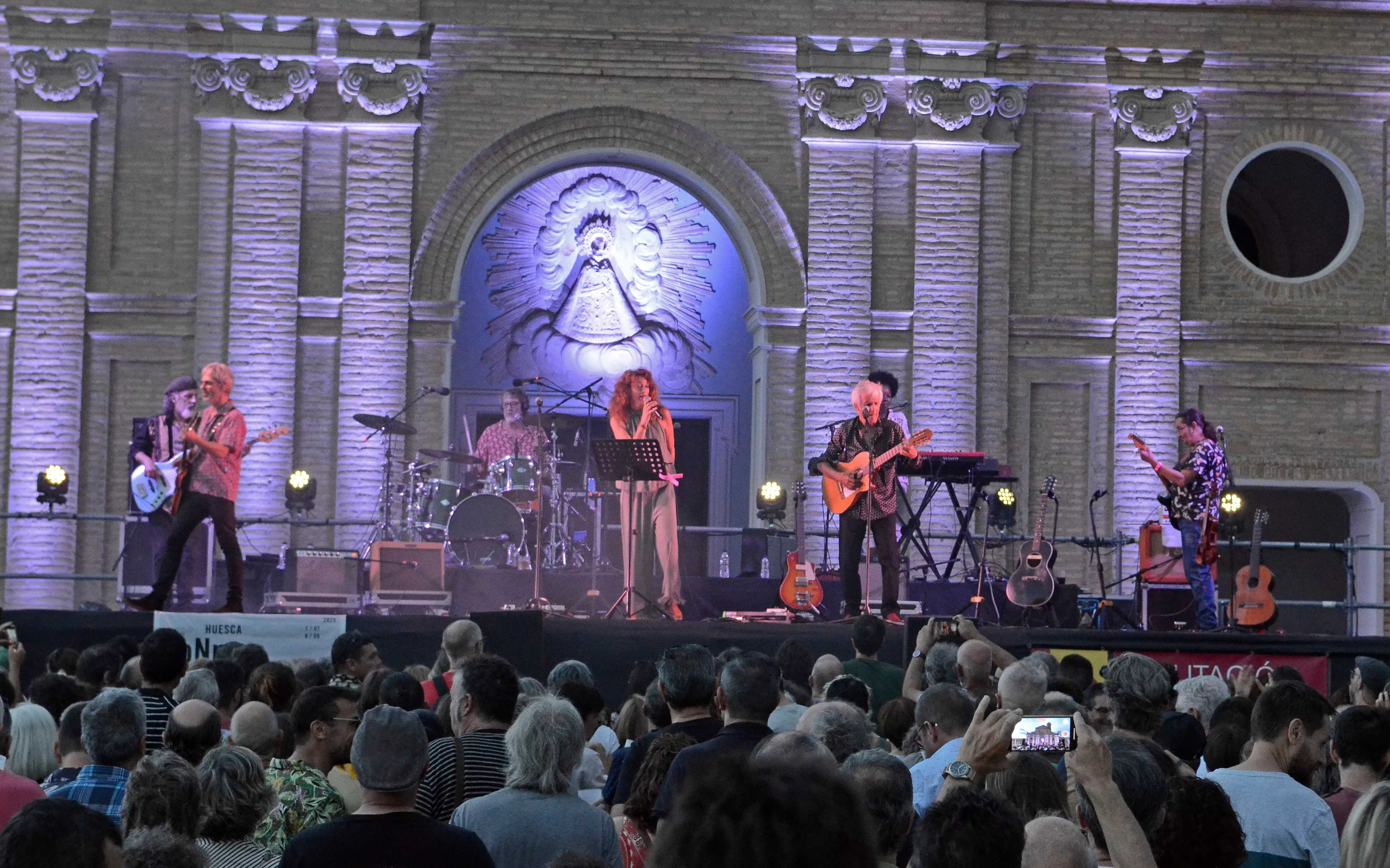 Ariel Rot, Carmen París y Kiko Veneno en el escenario de la Cartuja de las Fuentes.