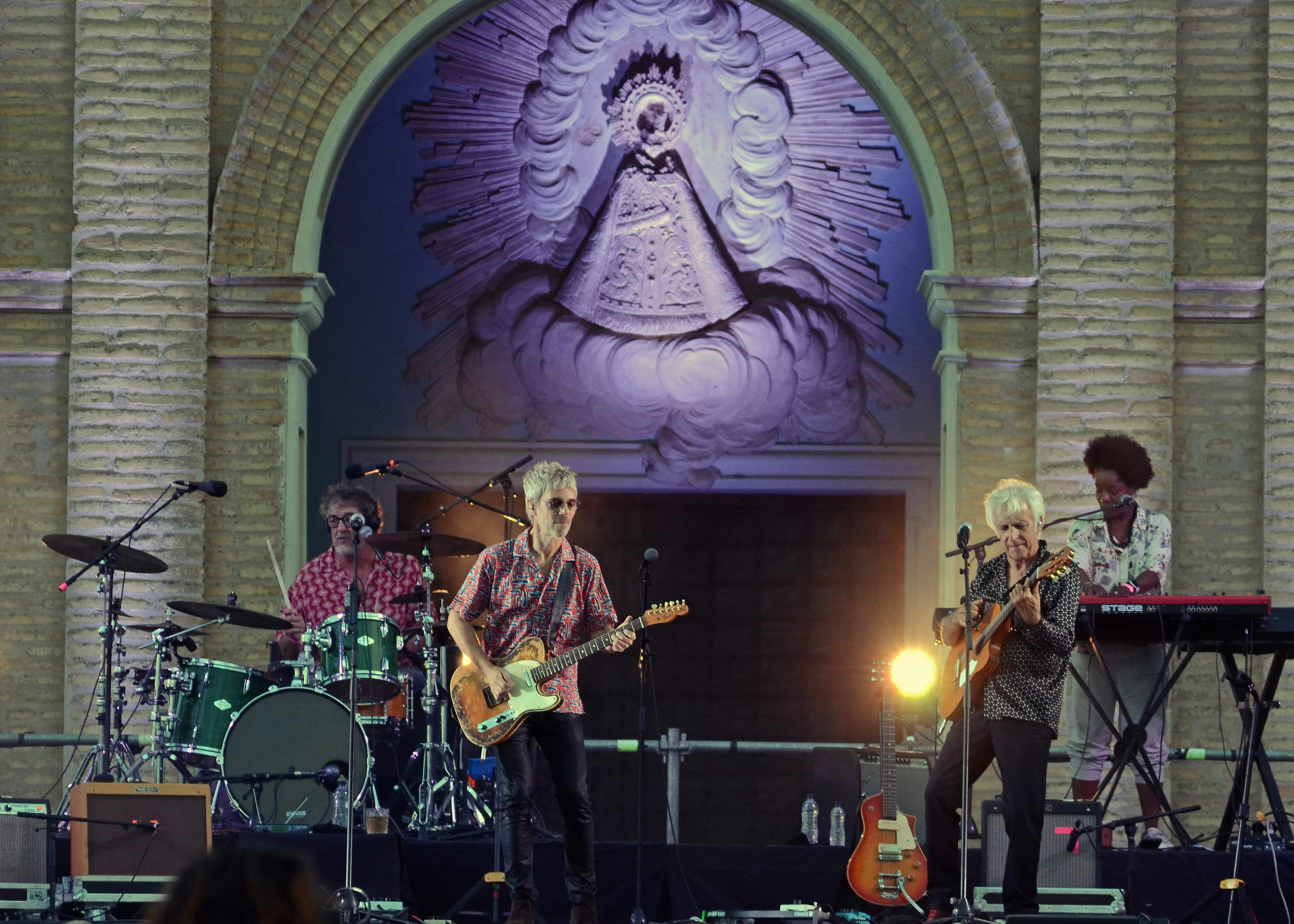 Ariel Rot y Kiko Veneno en el escenario de la Cartuja de las Fuentes.
