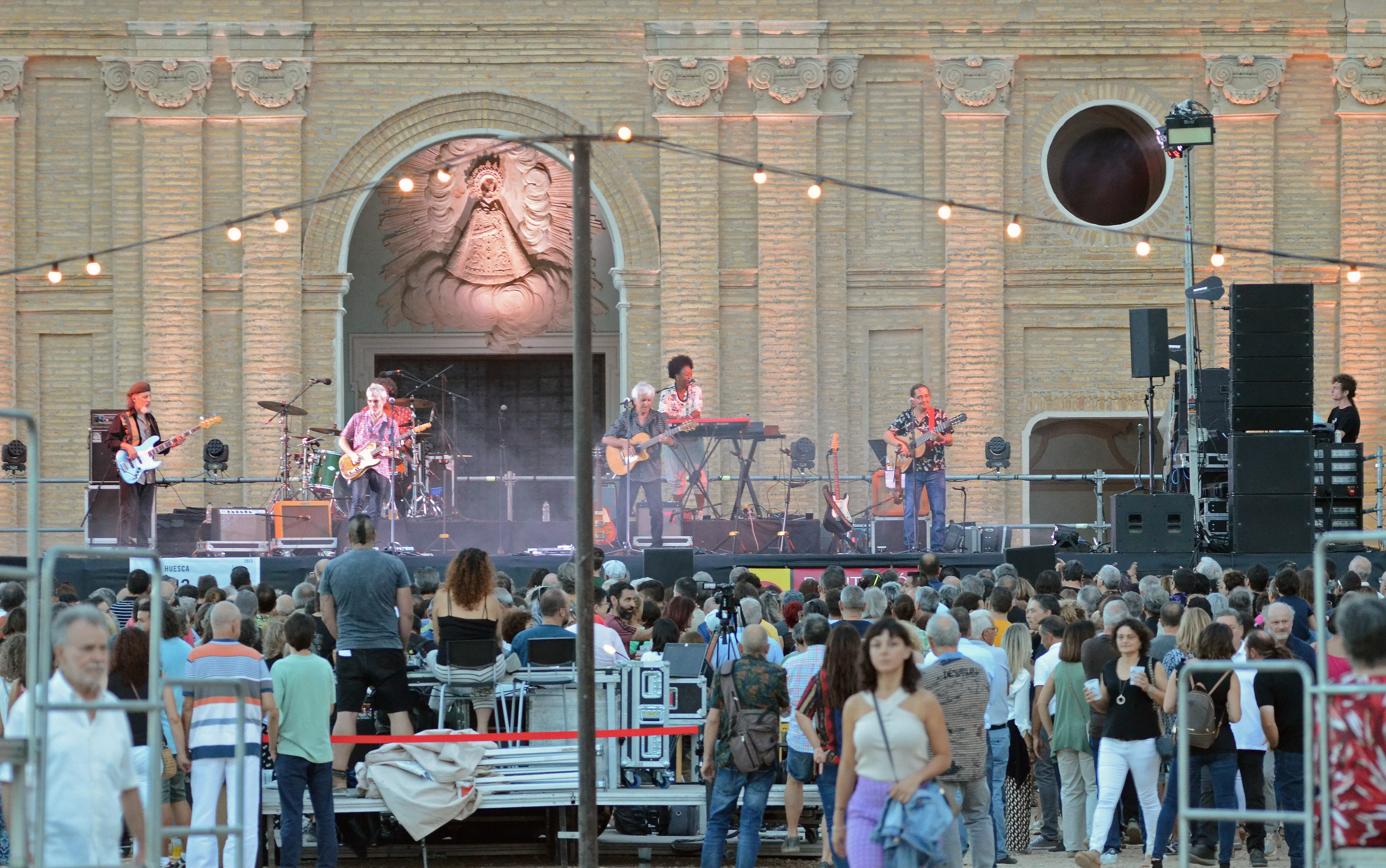 Ariel Rot y Kiko Veneno en el escenario de la Cartuja de las Fuentes.
