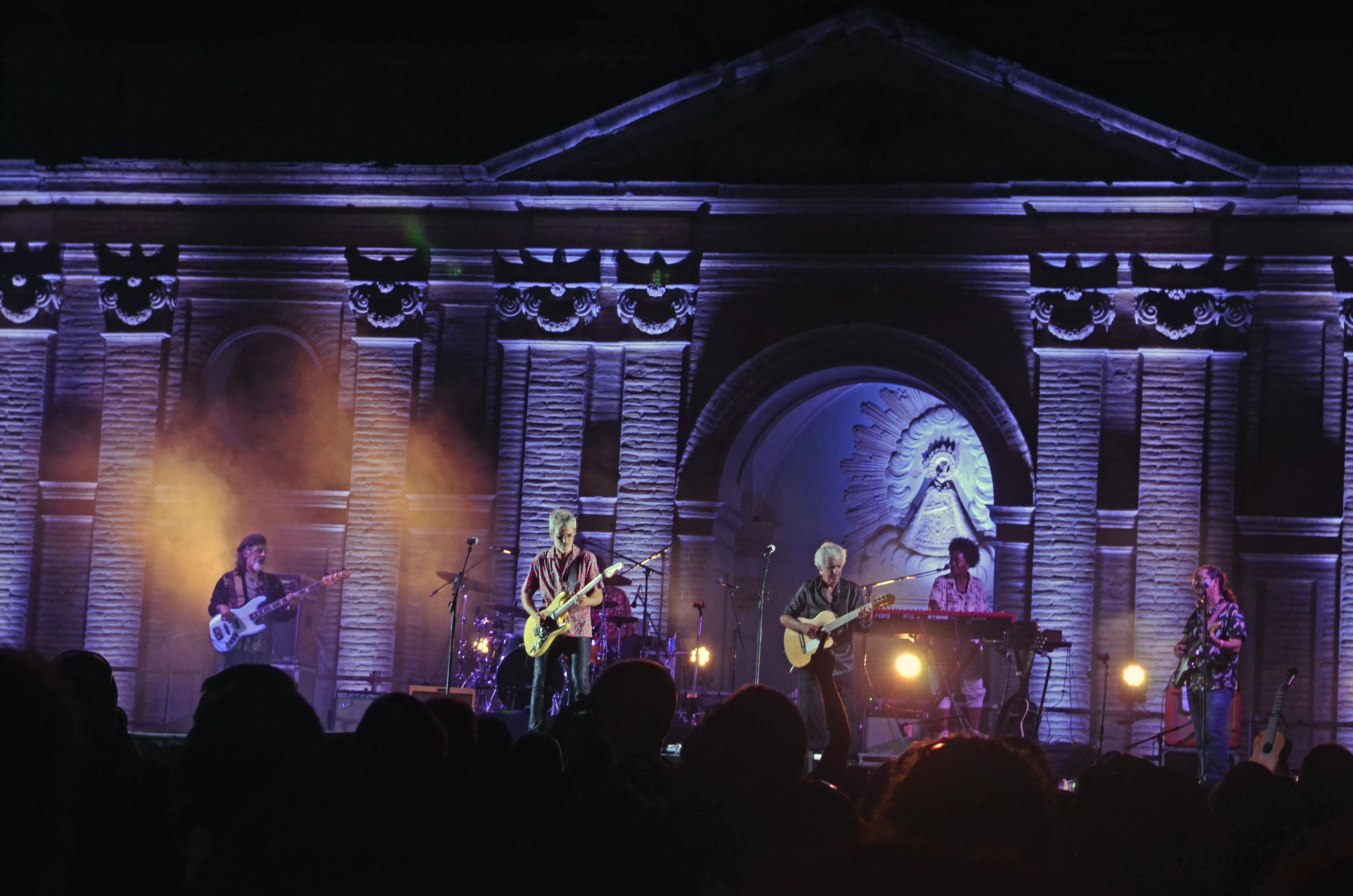 Ariel Rot y Kiko Veneno en el escenario de la Cartuja de las Fuentes.