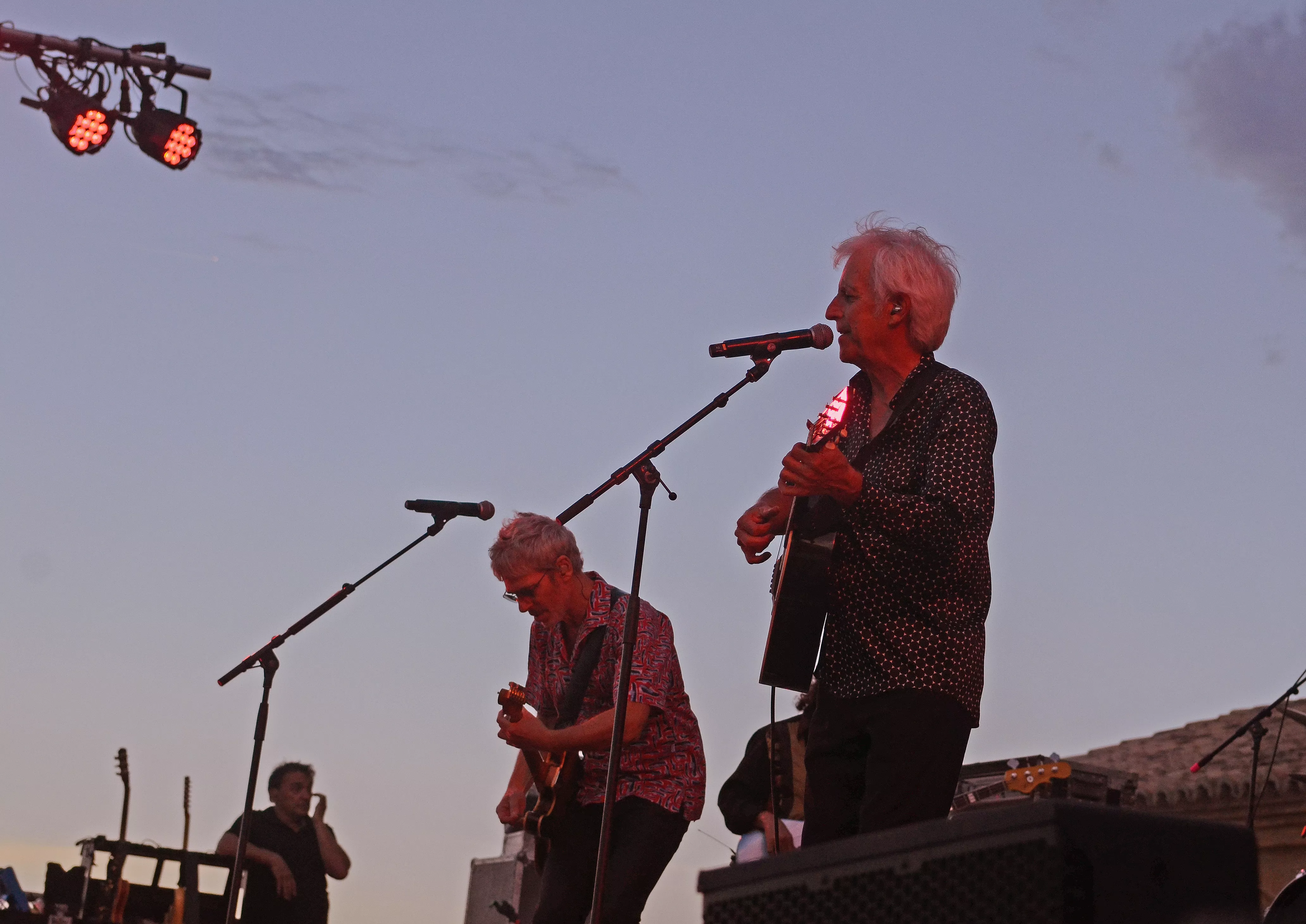 Ariel Rot y Kiko Veneno en el escenario de la Cartuja de las Fuentes.