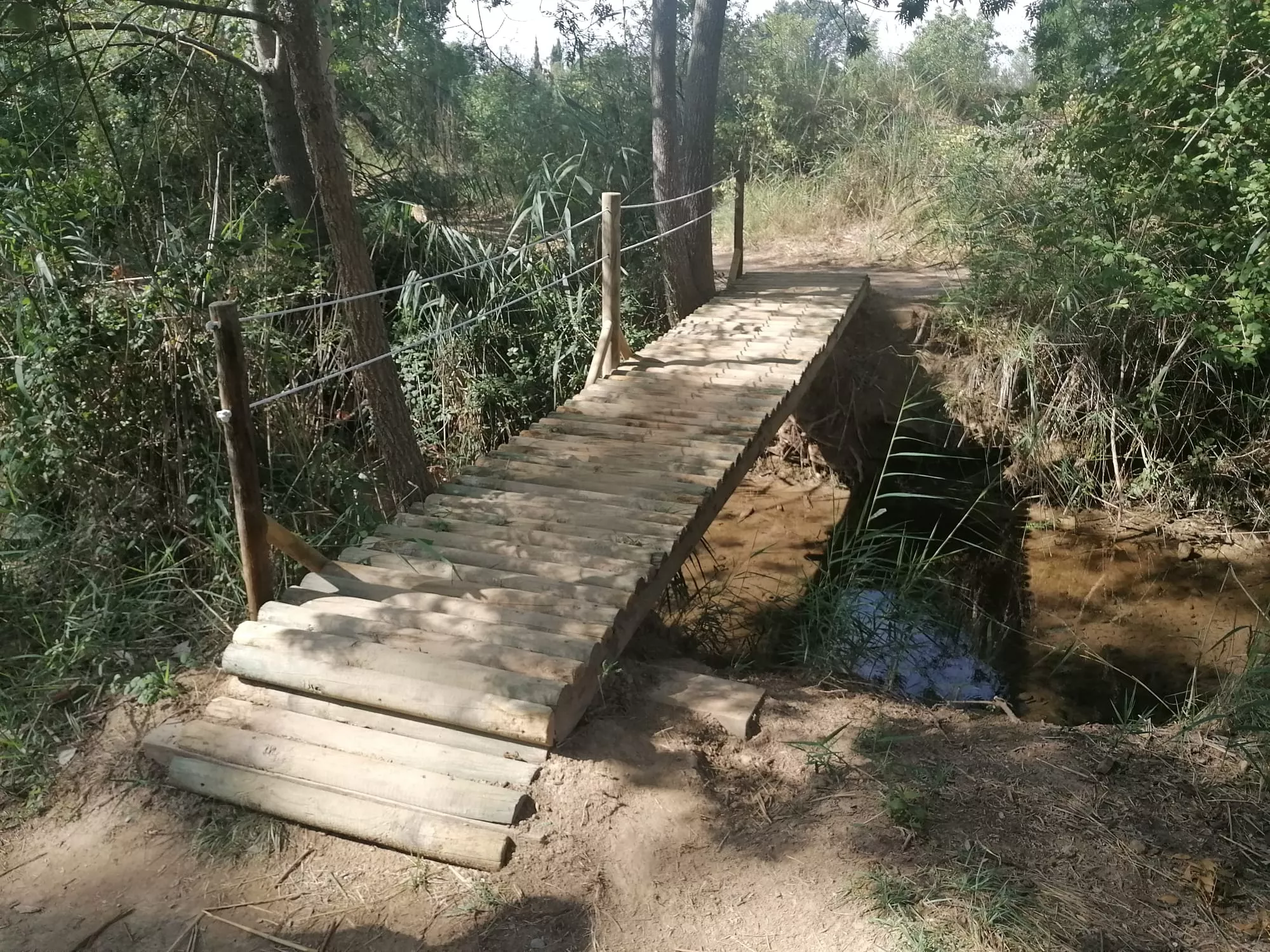 El puente, que también había resultado afectado, ha sido restaurado.