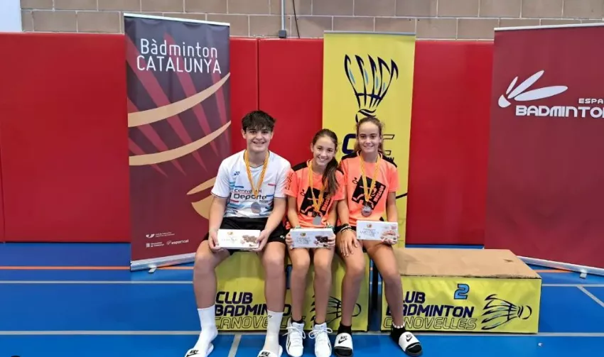 Gonzalo Isábal, Amanda Dieste y María Casales, del Bádminton Huesca.