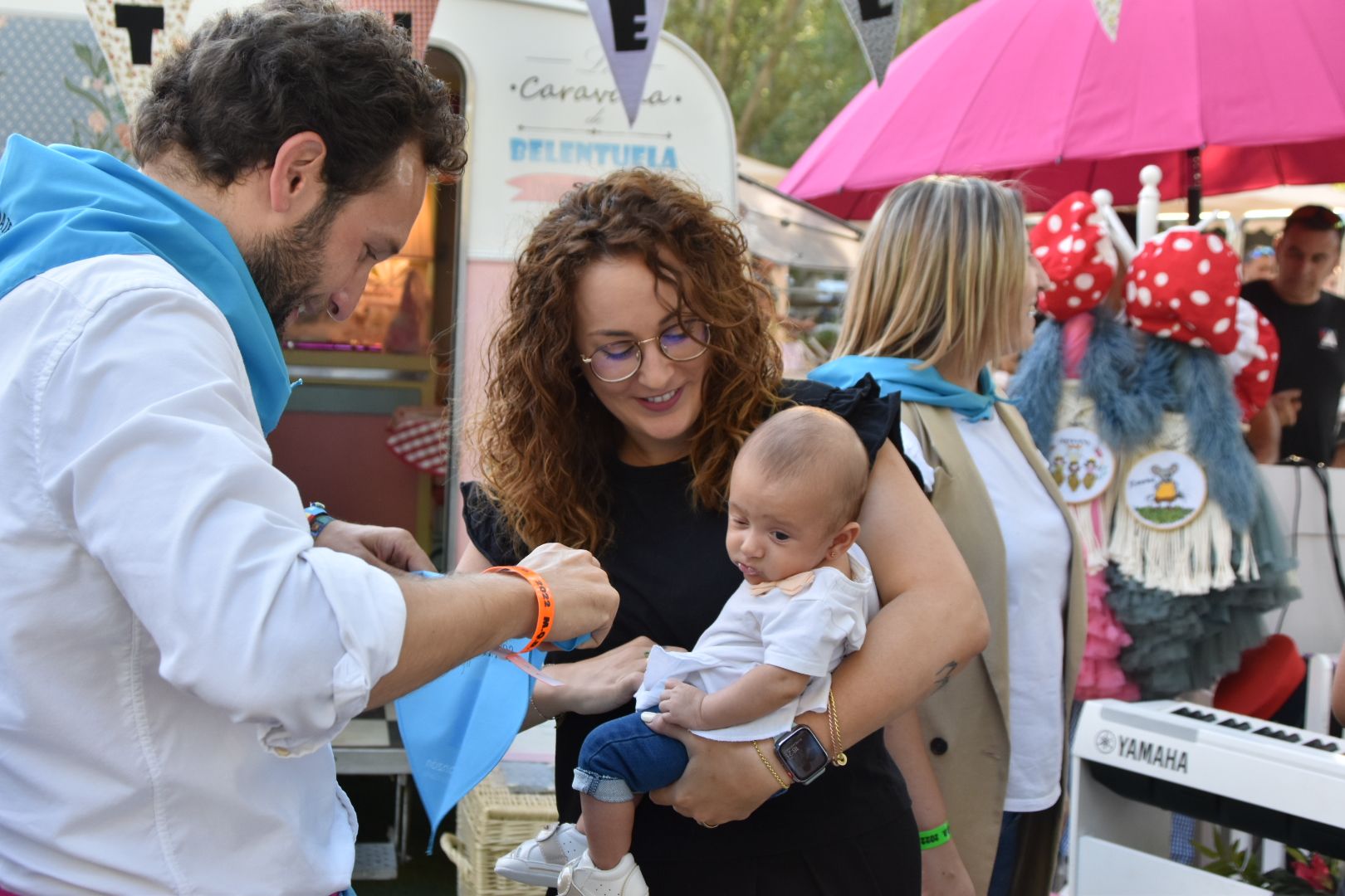 Los bebés de Monzón reciben su primera pañoleta 