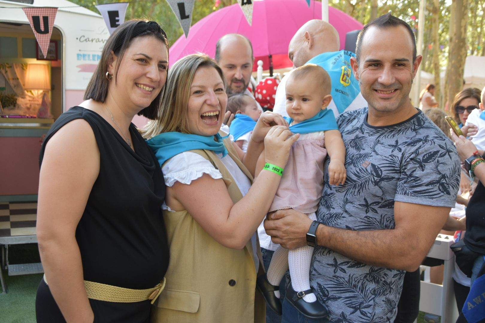 Los bebés de Monzón reciben su primera pañoleta 