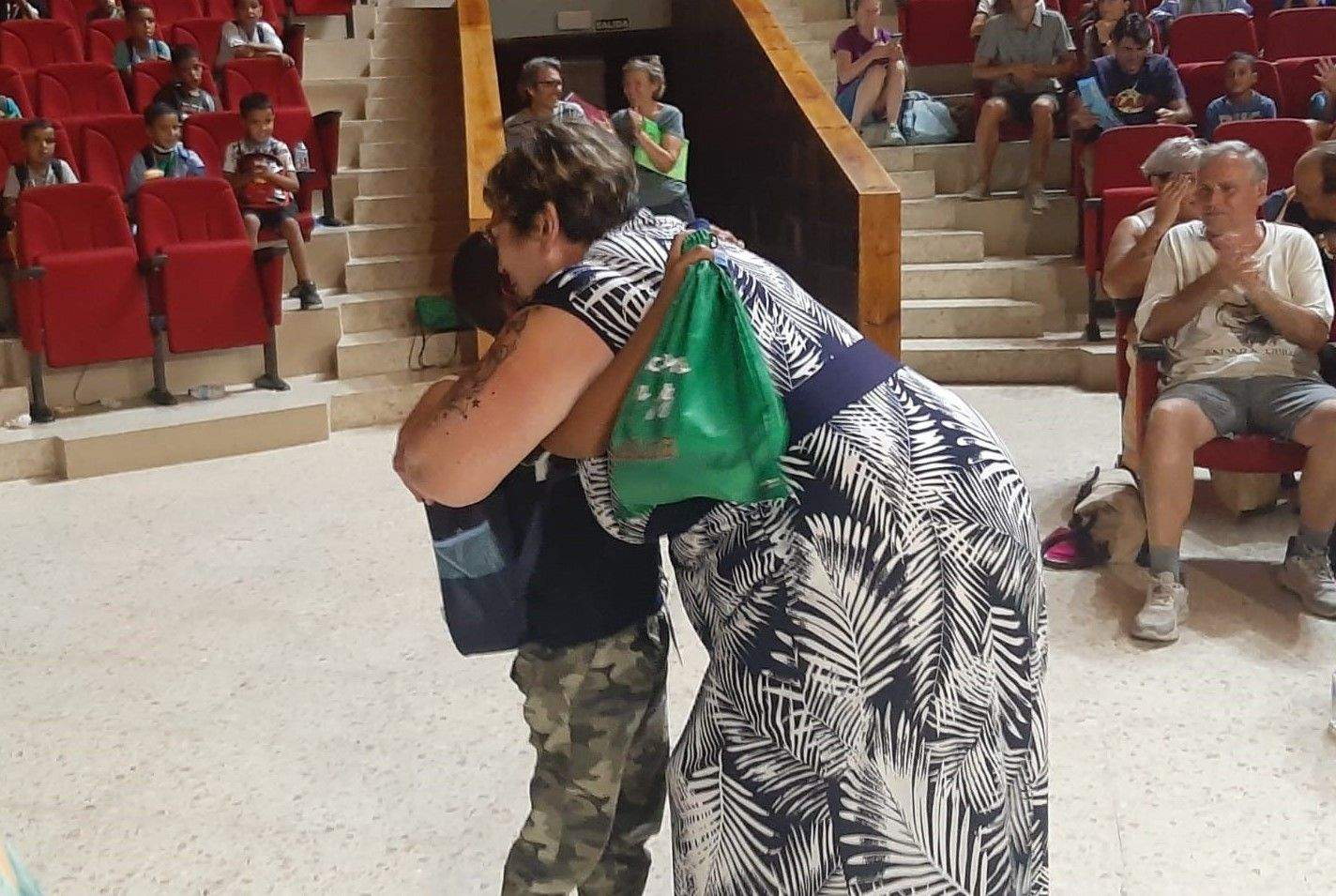 Otro de los emocionantes abrazos en el recibimiento.