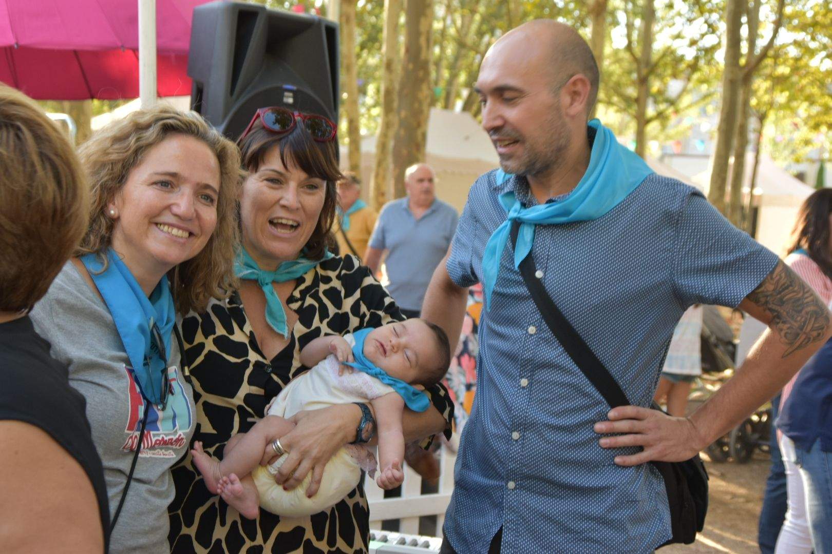 Los bebés de Monzón reciben su primera pañoleta 