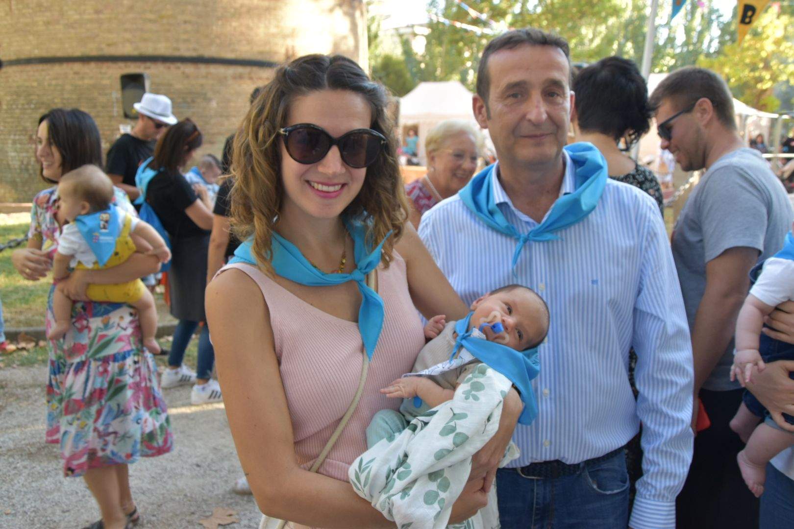 Los bebés de Monzón reciben su primera pañoleta 