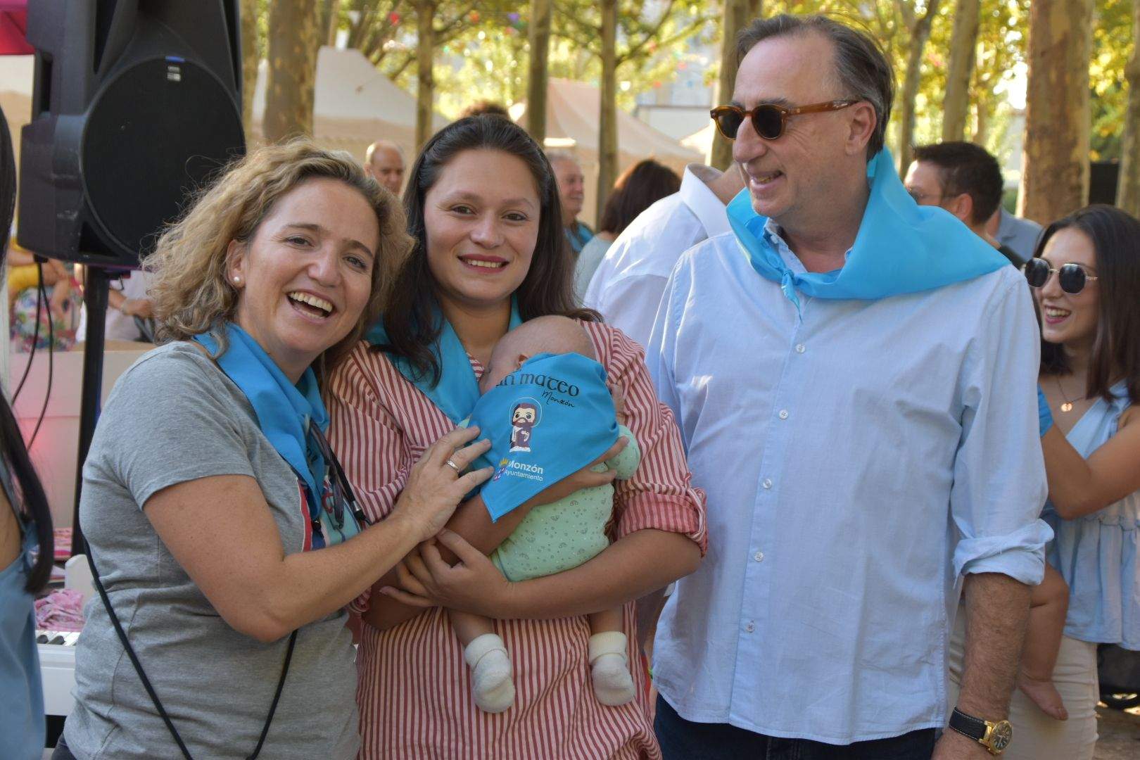 Los bebés de Monzón reciben su primera pañoleta 