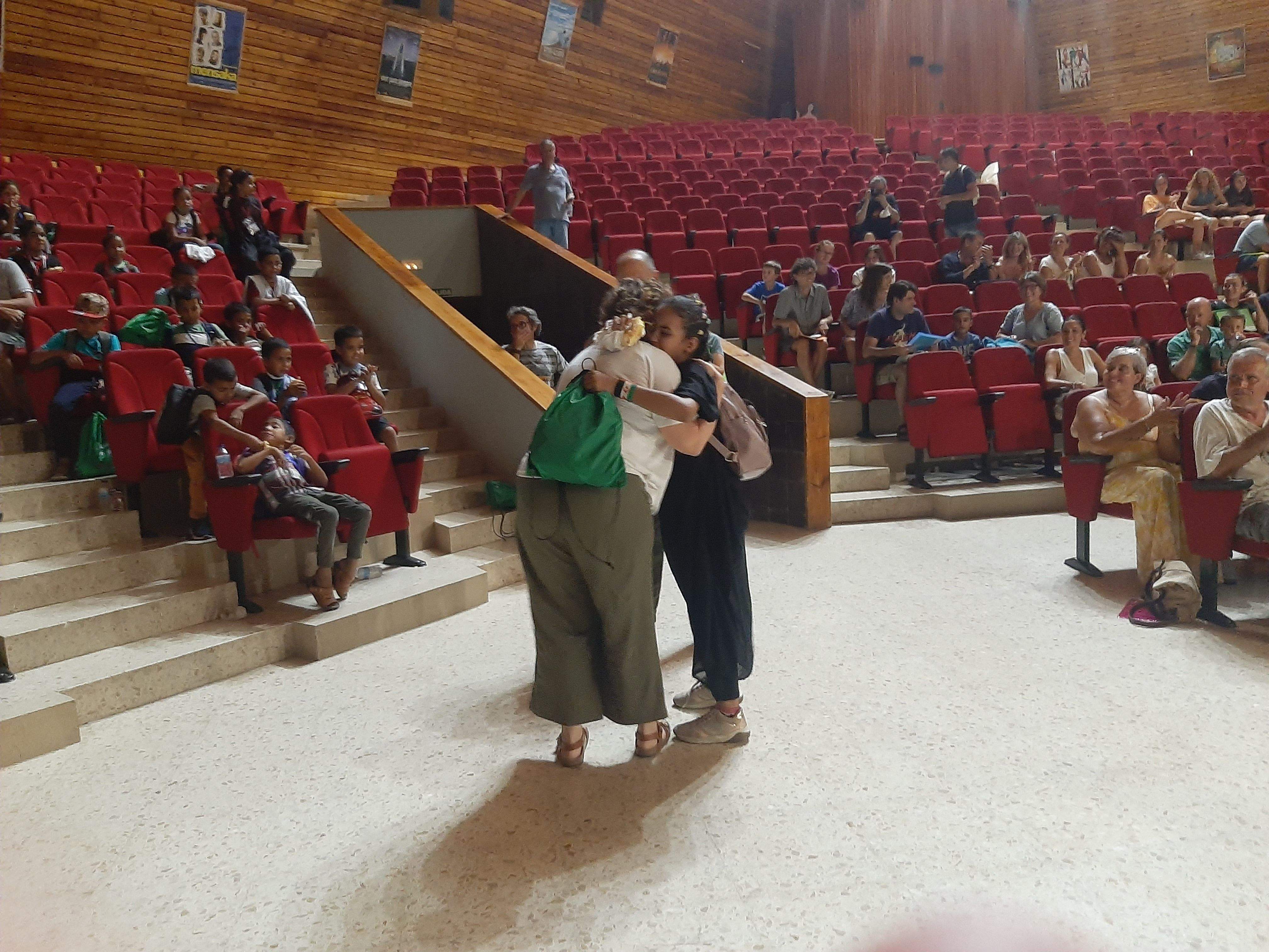 Los aplausos surgen en los encuentros.