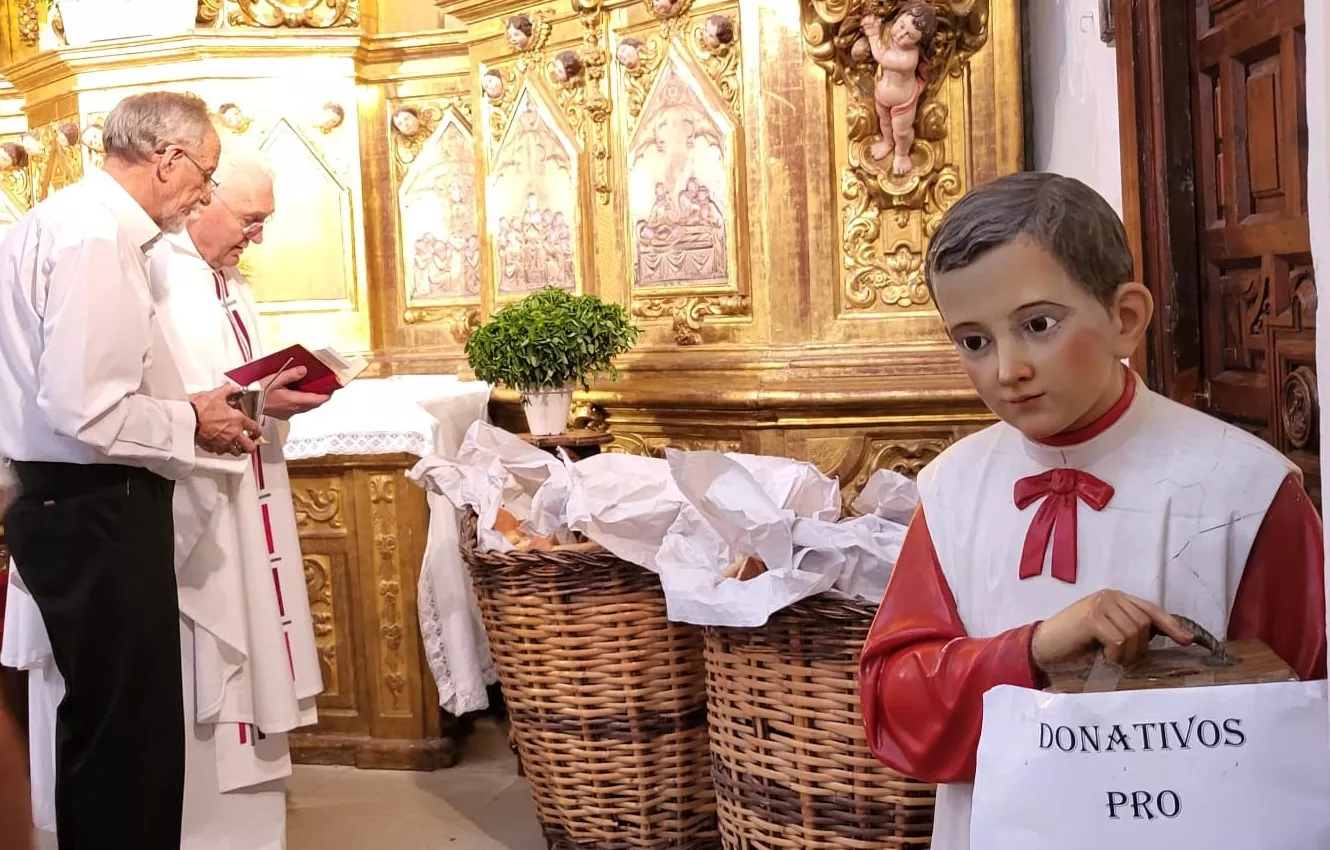 Bendición de las tortas por el padre Samper