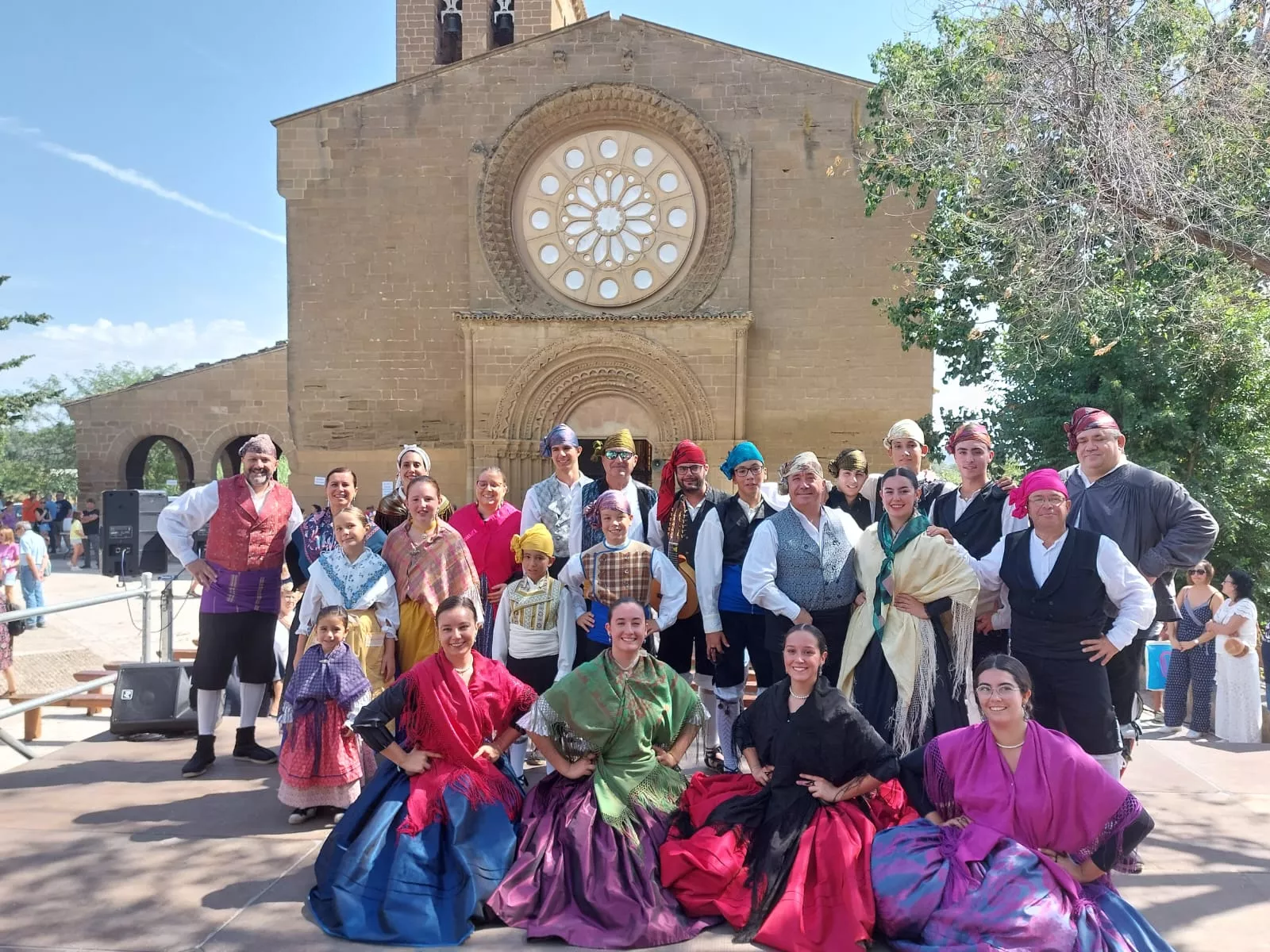Elenco Aragonés con la fachada del Santuario al fondo