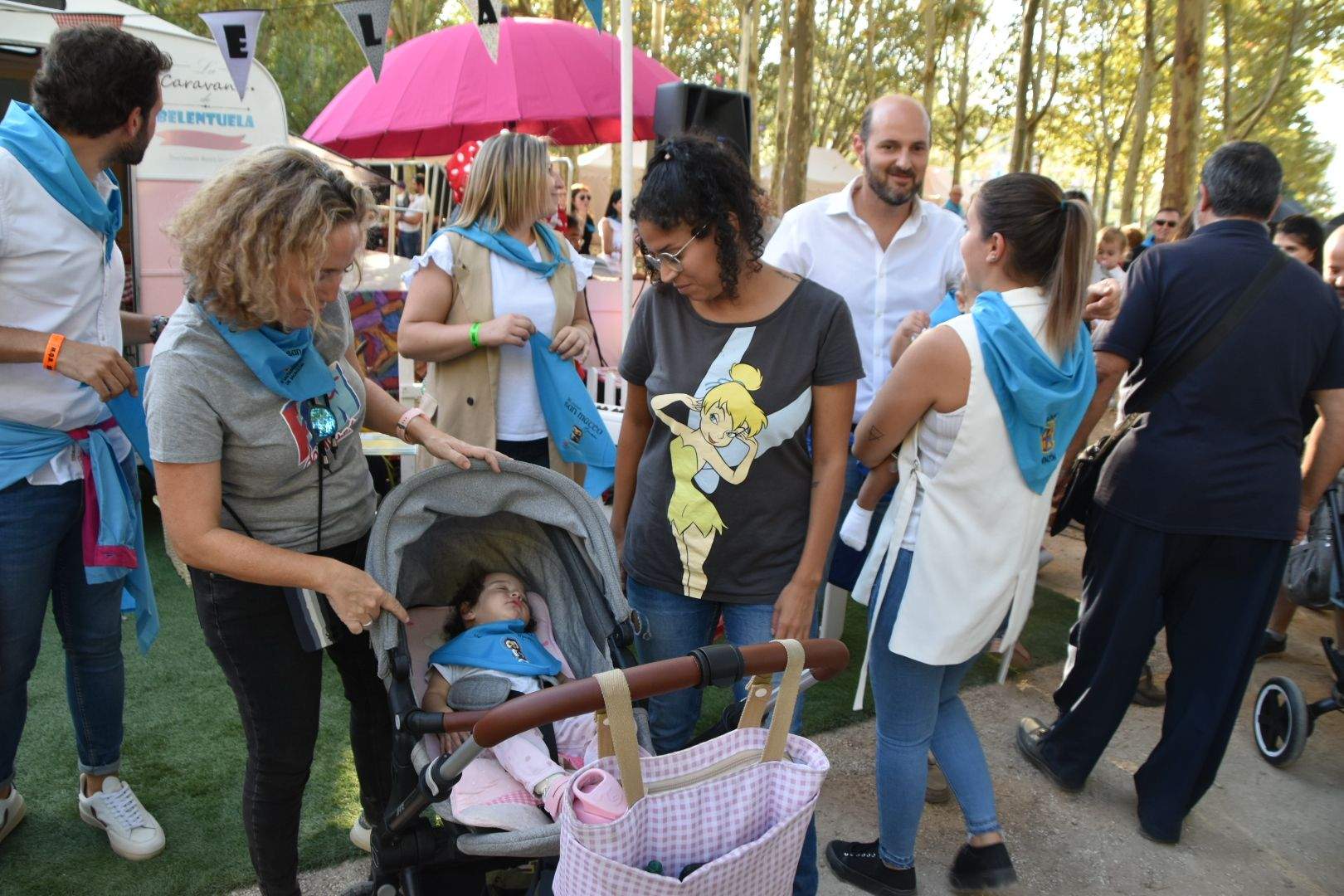 Los bebés de Monzón reciben su primera pañoleta 