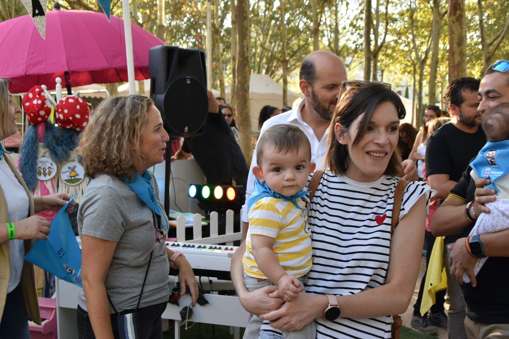 Los bebés de Monzón reciben su primera pañoleta 