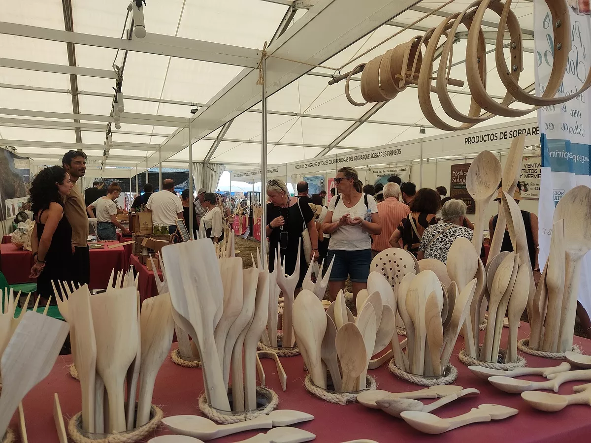 Ambiente en los estands de la Expoferia de Sobrarbe.