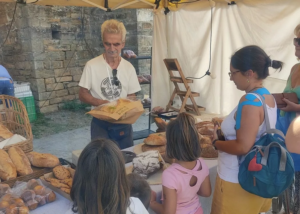 Público en uno de los puestos exteriores de la feria de Aínsa.
