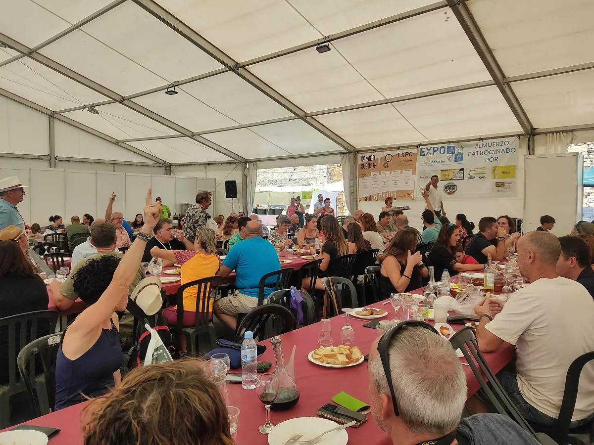Ambiente en la comida-subasta, que ha generado gran expectación.