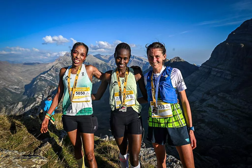 Podio femenino KV con la keniata Njeru ganadora con récord y vencedora también de la 16k