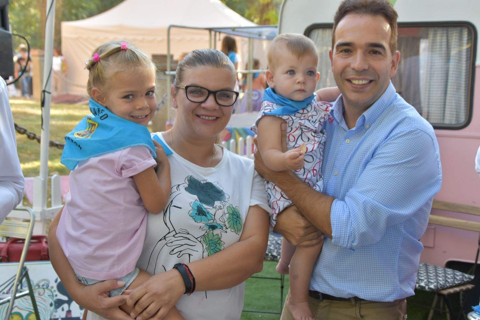 Los bebés de Monzón reciben su primera pañoleta 