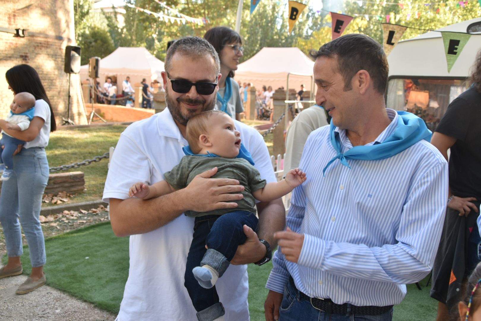 Los bebés de Monzón reciben su primera pañoleta 