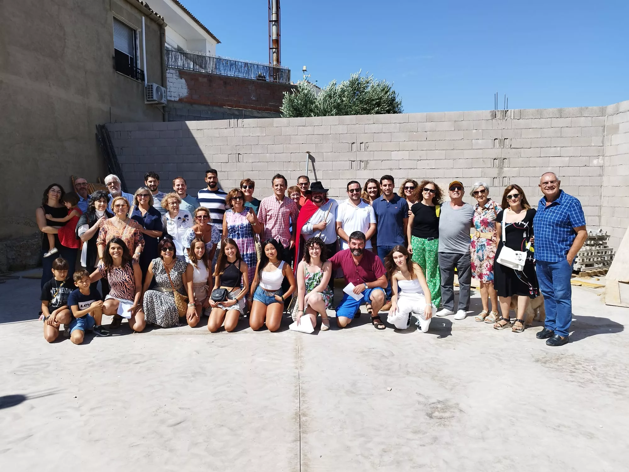 Familia del Teatro de Robres y representantes municipales en la presentación de la primera fase del Corral de Comedias
