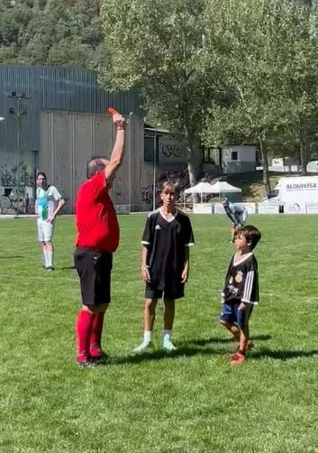 Pedro Paradís, en el gracioso momento de mostrar la tarjeta roja al niño de 6 años.