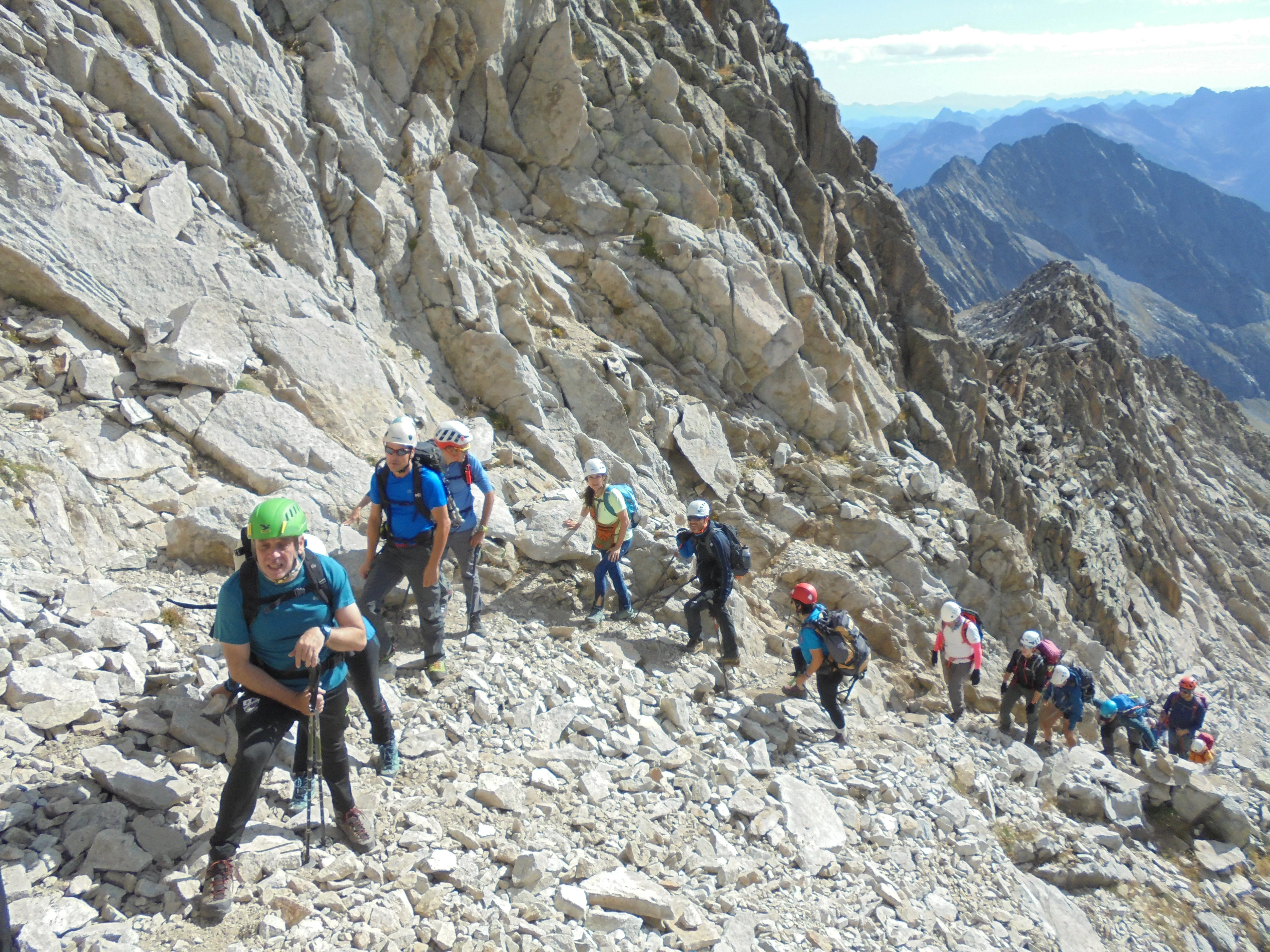 El grupo durante su ascensión al pico Russell.