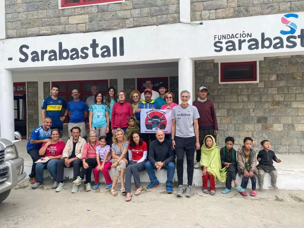 Los cooperantes y nativos, frente a la sede de la Fundación Sarabastall