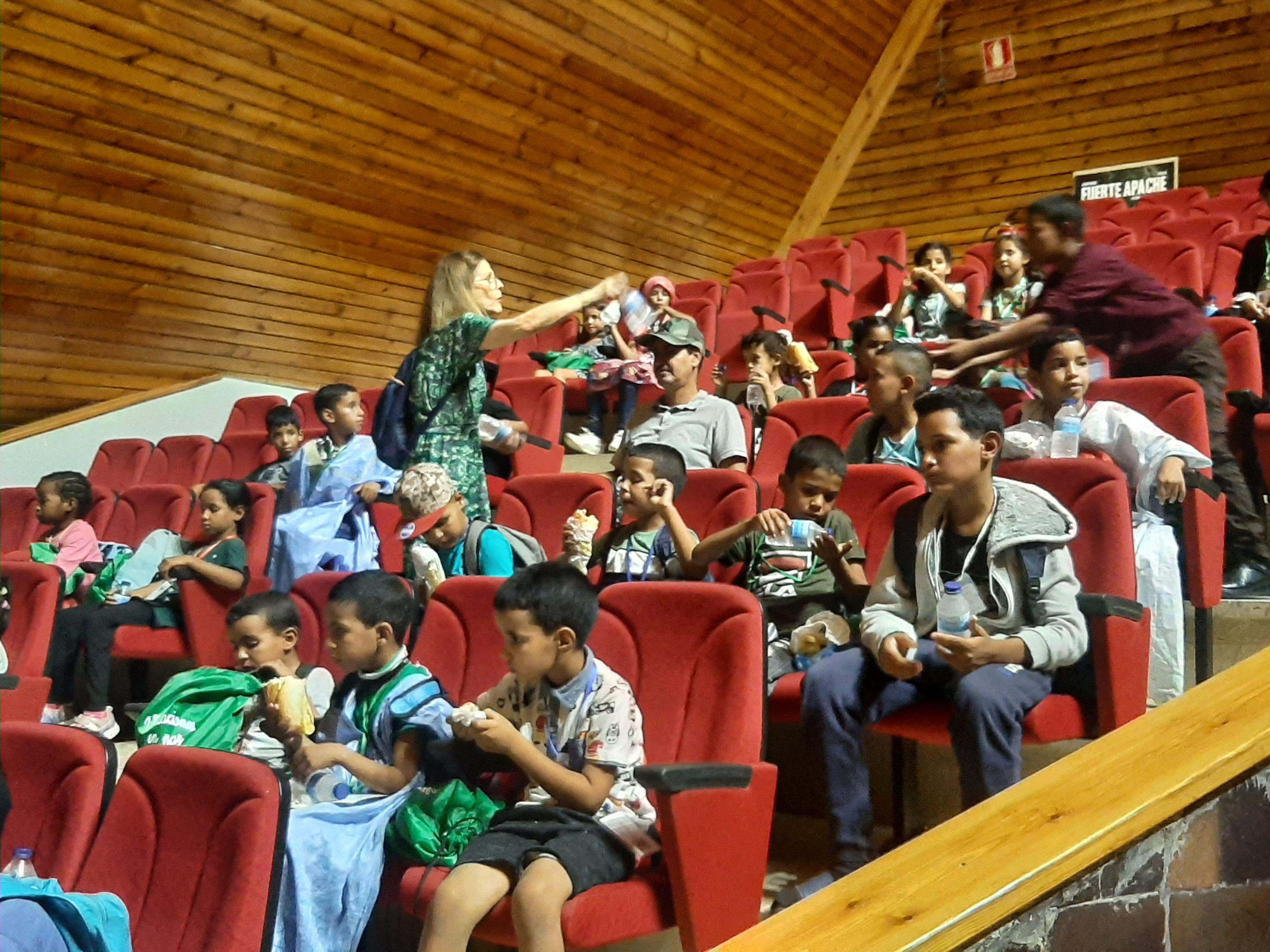 Los niños y niñas comen y beben tras un largo viaje.