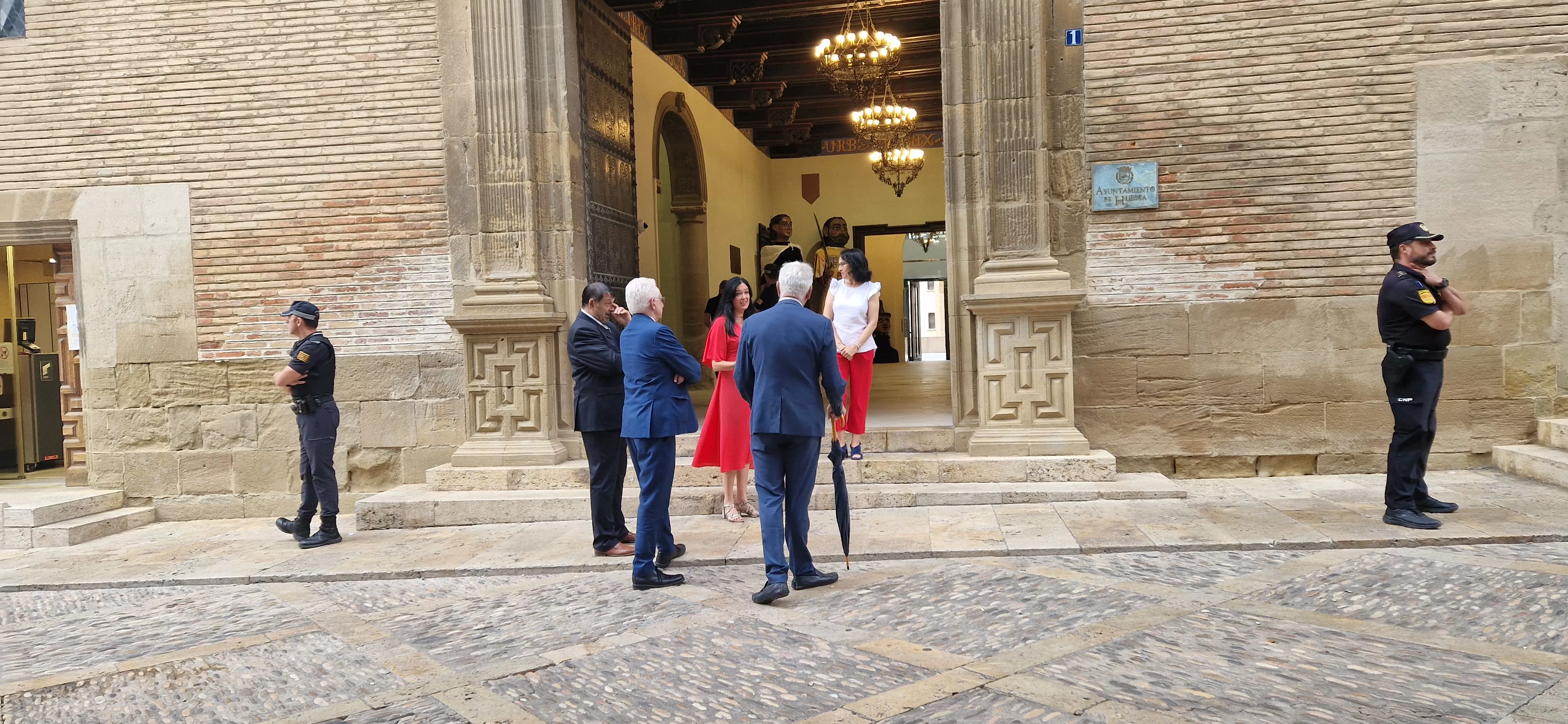 Visita de Azcón a Huesca, reunión en el Ayuntamiento. Foto Myriam Martínez