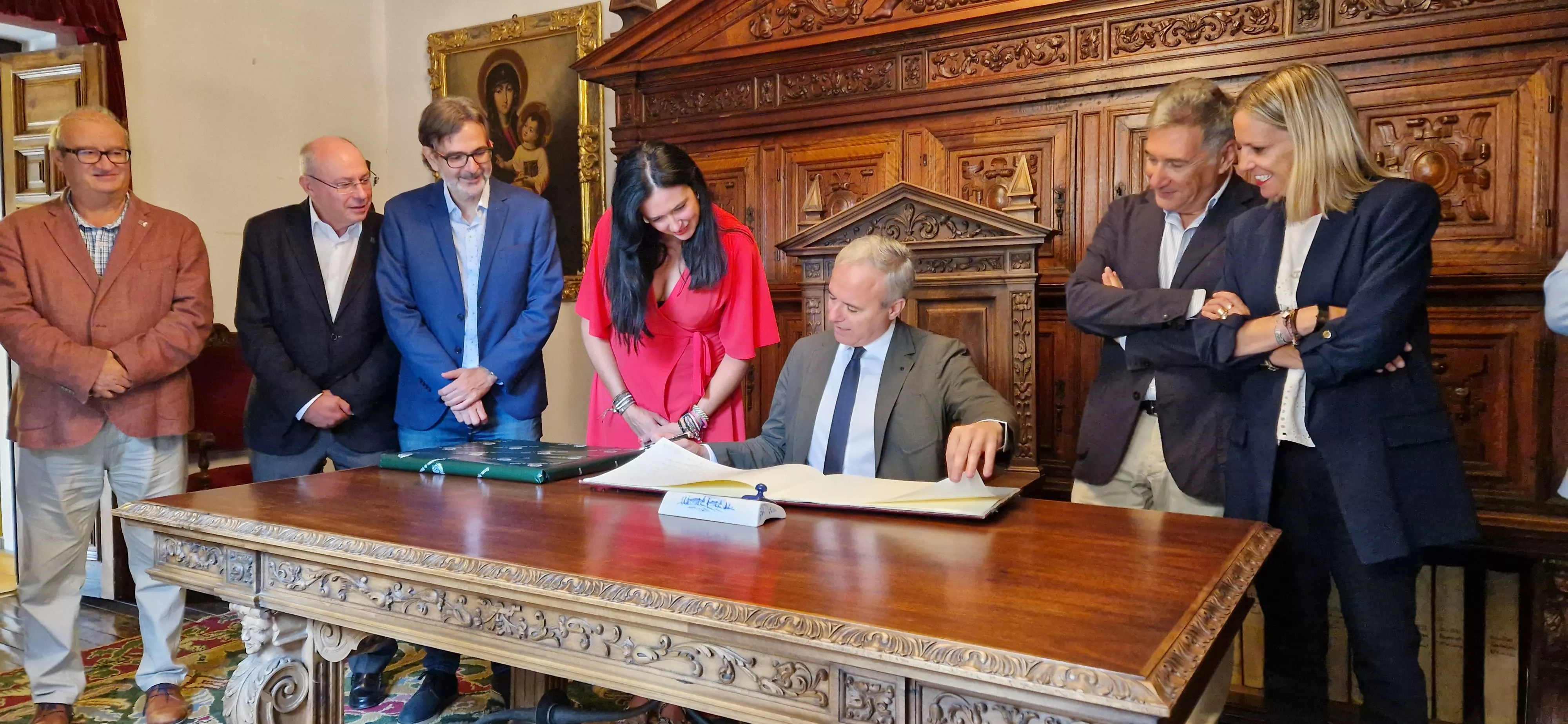 Azcón firma en el libro de honor del Ayuntamiento de Huesca. Foto Myriam Martínez