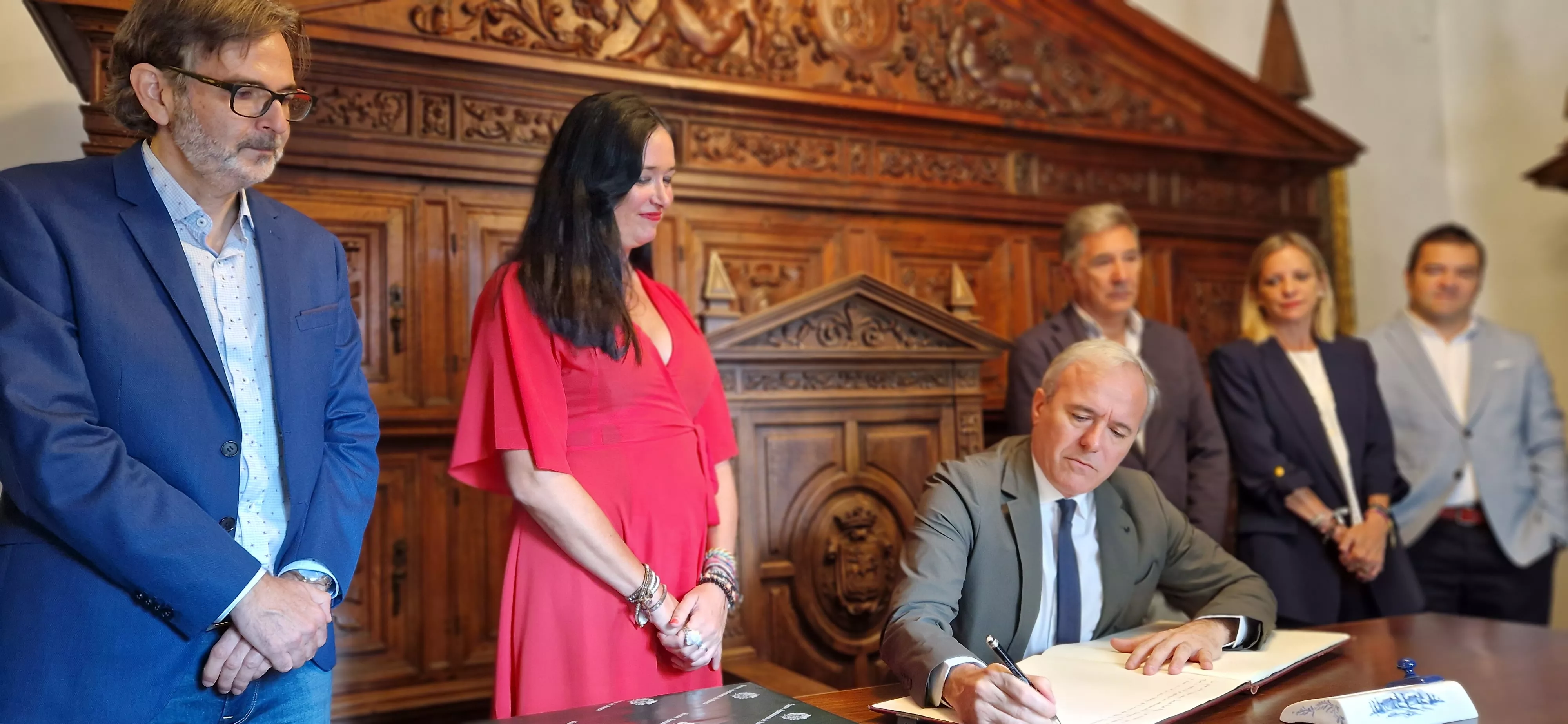 Azcón firma en el libro de honor del Ayuntamiento de Huesca. Foto Myriam Martínez