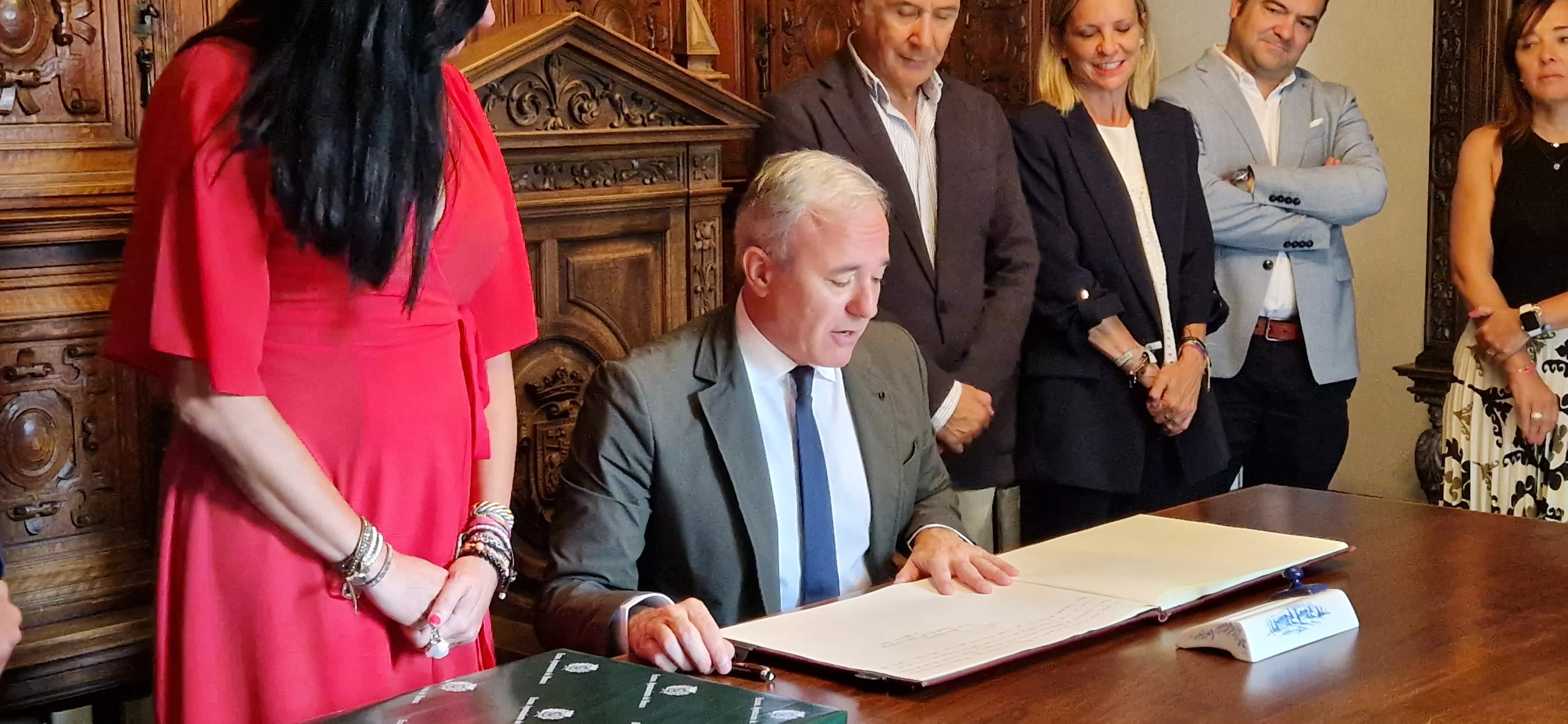 Azcón firma en el libro de honor del Ayuntamiento de Huesca. Foto Myriam Martínez