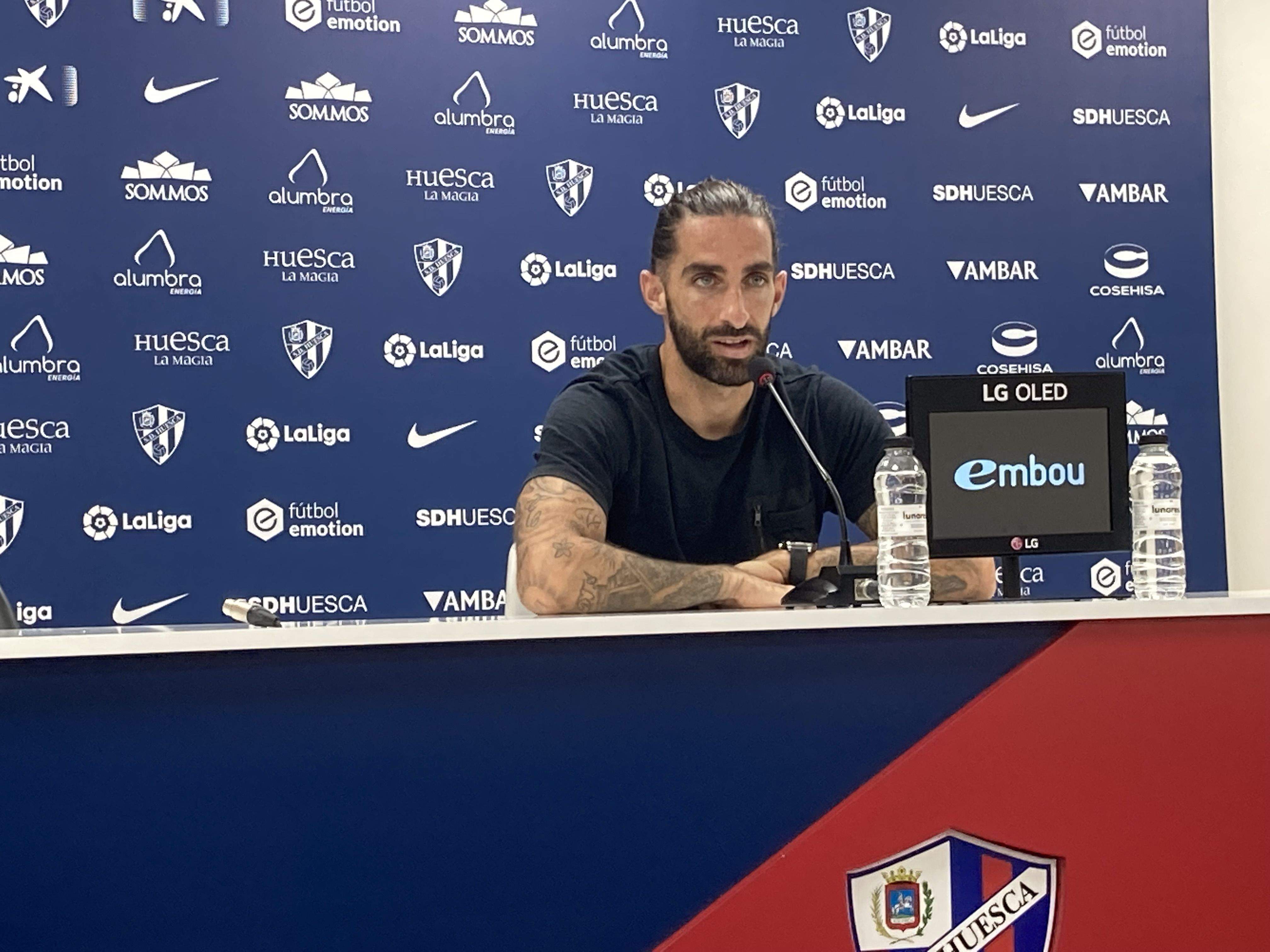 Marc Mateu comparece en El Alcoraz tras su renovación con el Huesca. Foto: Adrián Mora