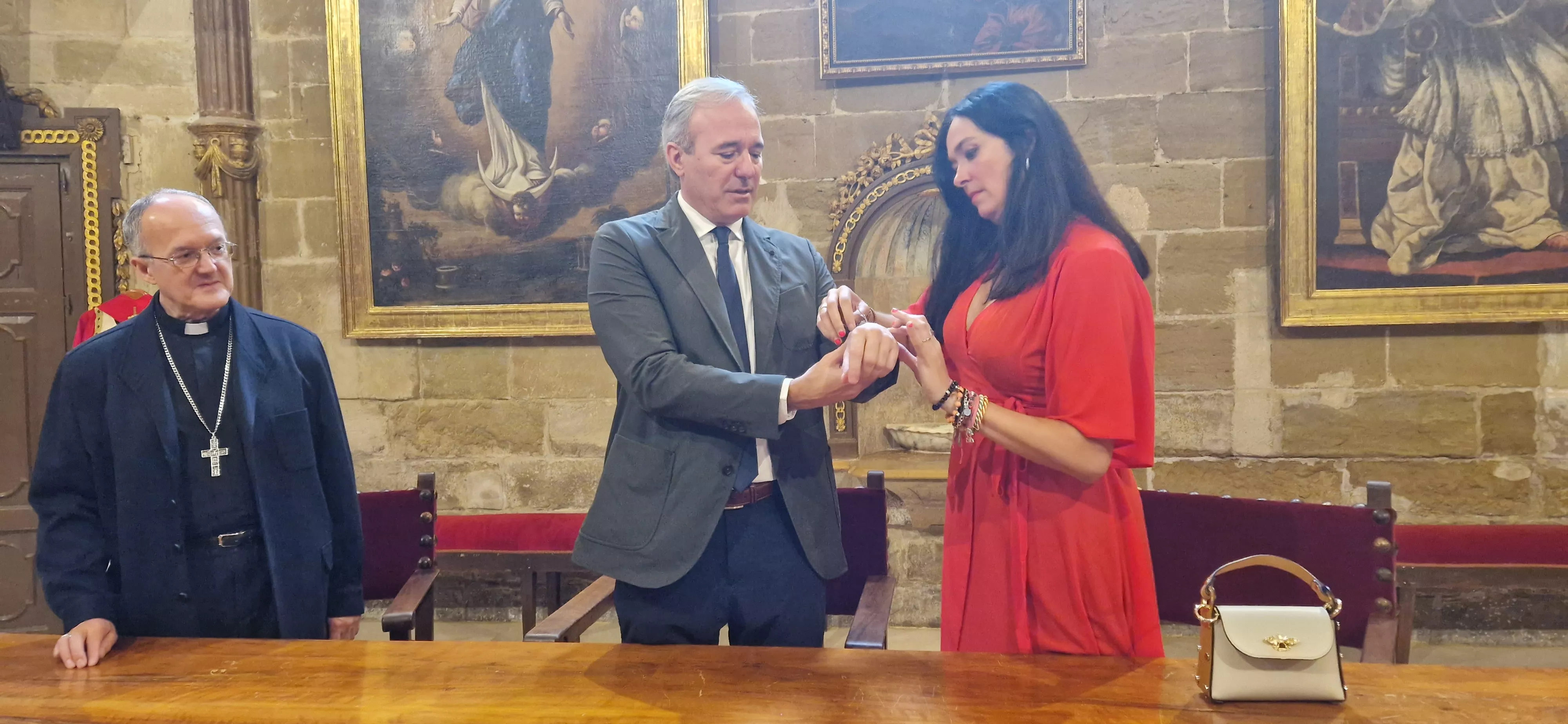 La alcaldesa le ha regalado una pulsera del Santo Cristo de los Milagros. Foto Myriam Martínez 