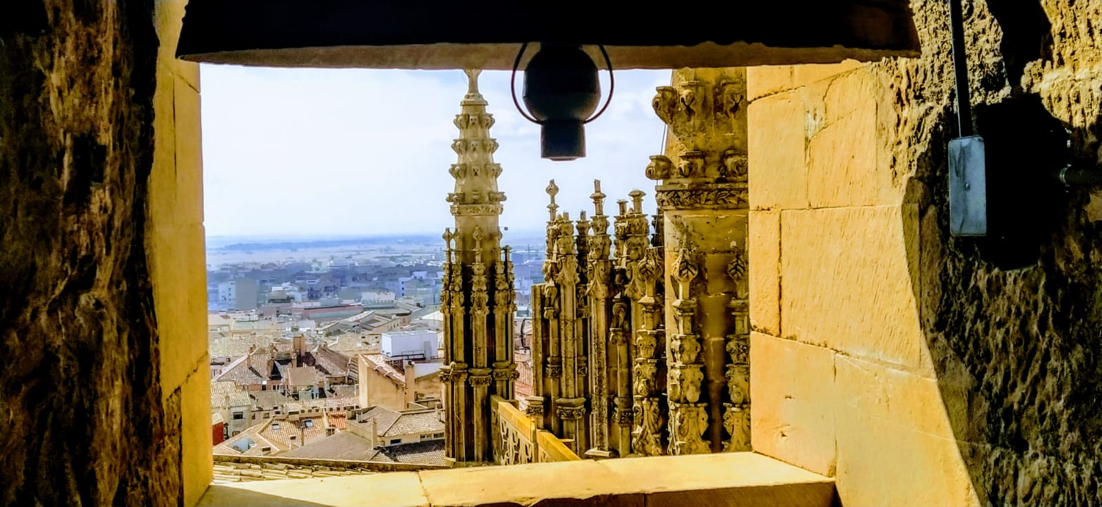 A través de los vanos de las campanas, se divisan los pináculos de la Catedral. Foto Joaquín Santafé