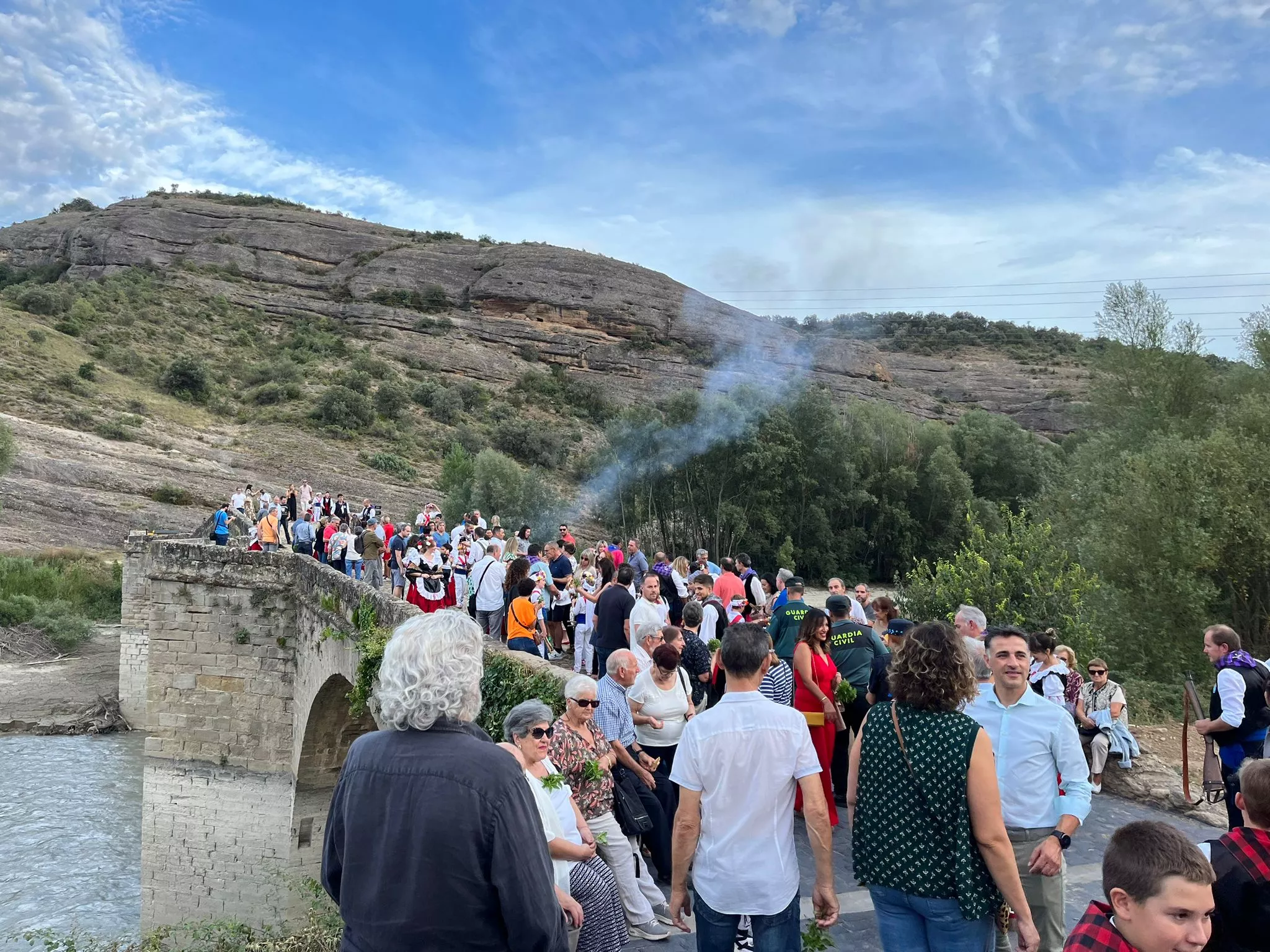 Espera a los gaiteros en el puente de abajo de Graus