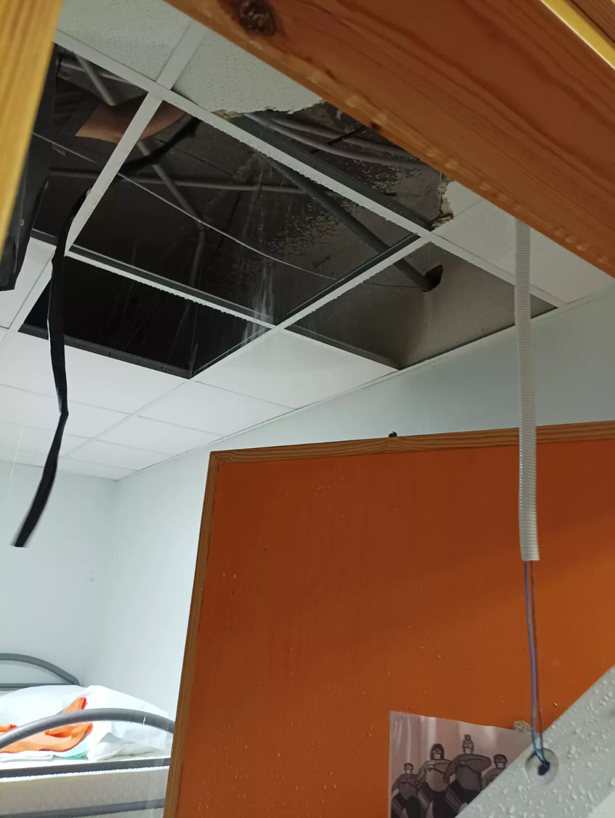 La tubería ha destrozado parte del techo