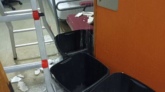 Los cubos han sido insuficientes para coger todo el agua que ha caído de la tubería. Los cubos han sido insuficientes para coger todo el agua que ha caído de la tubería.