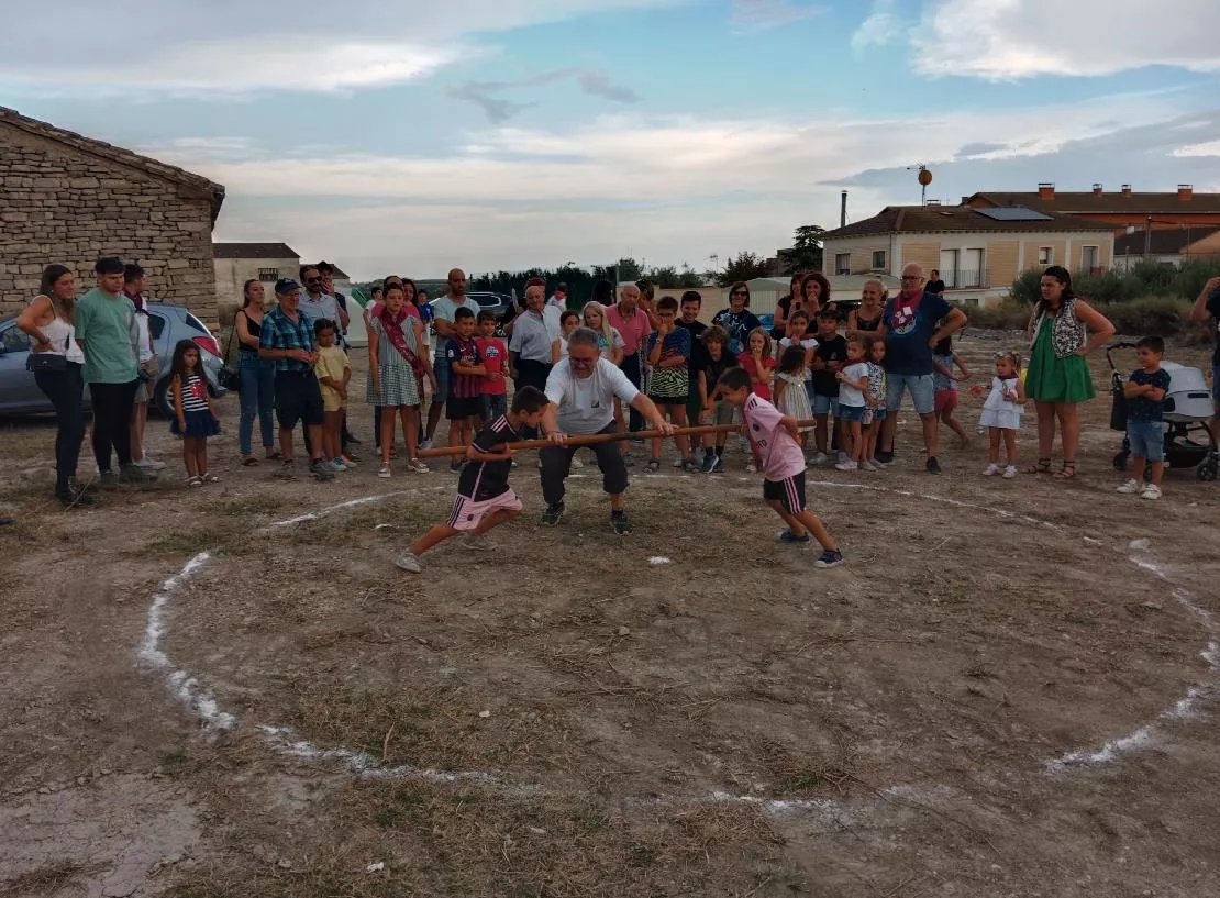 Juegos tradicionales en Almudévar, pulso de pica.