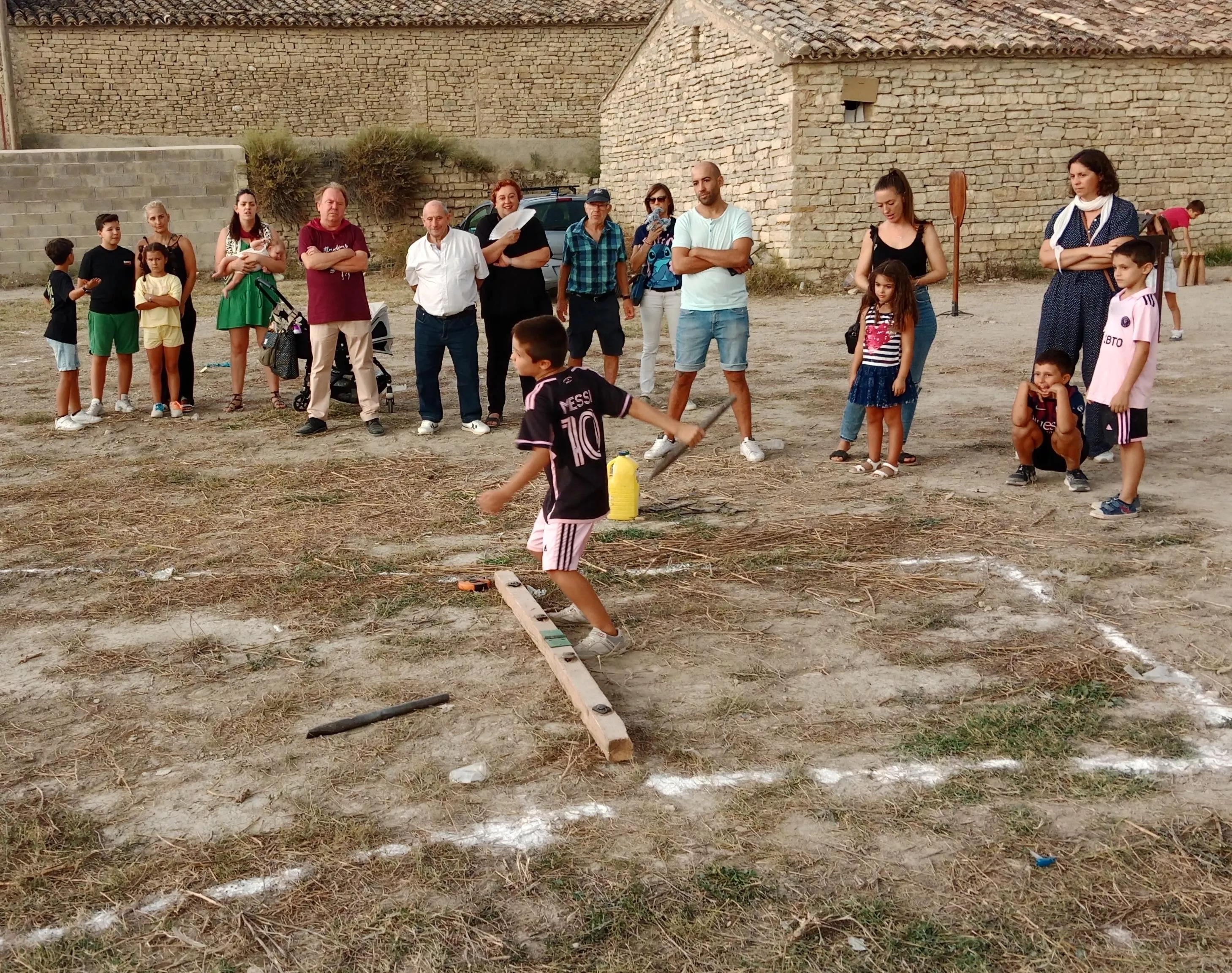 Juegos tradicionales en Almudévar,tiro de barra aragonesa