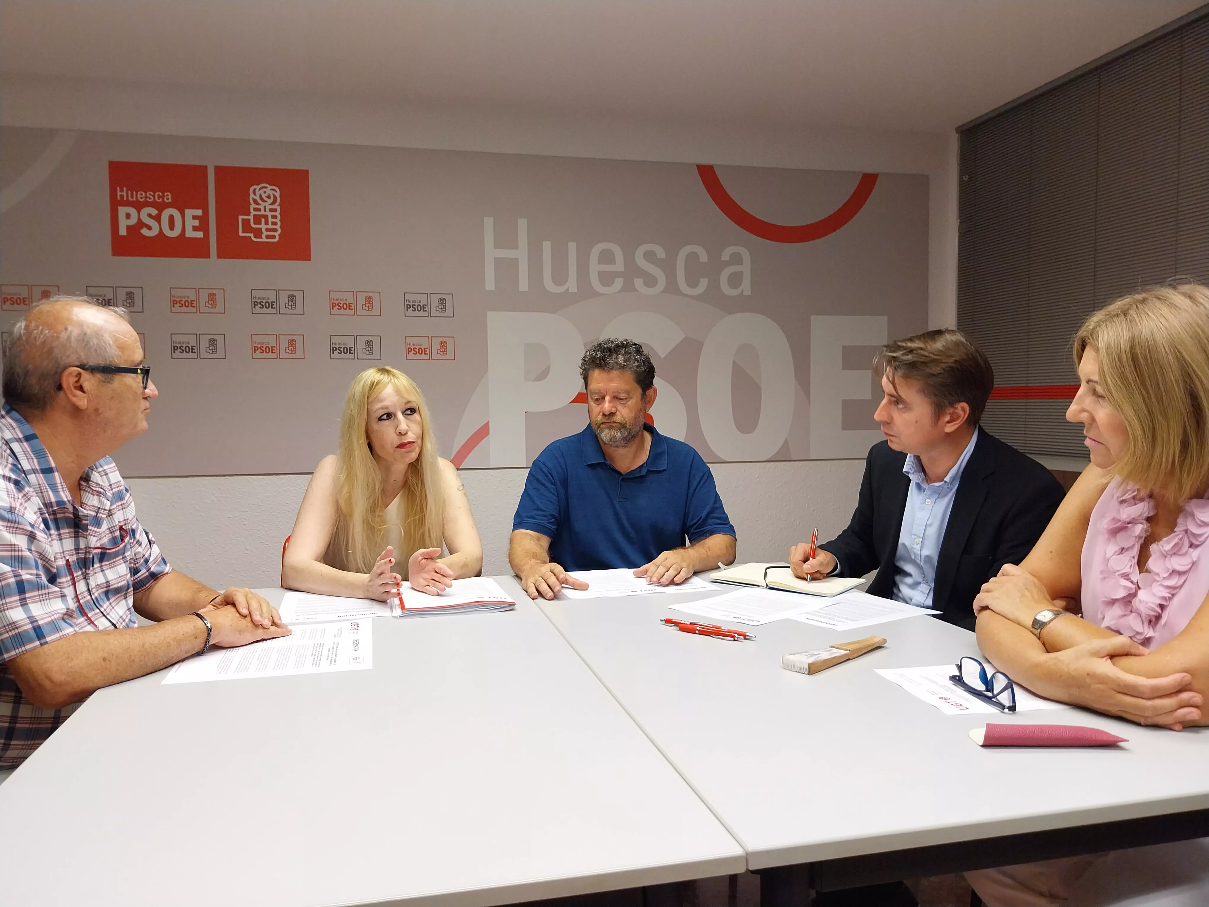 Momento de la reunión en la sede del PSOE Huesca.