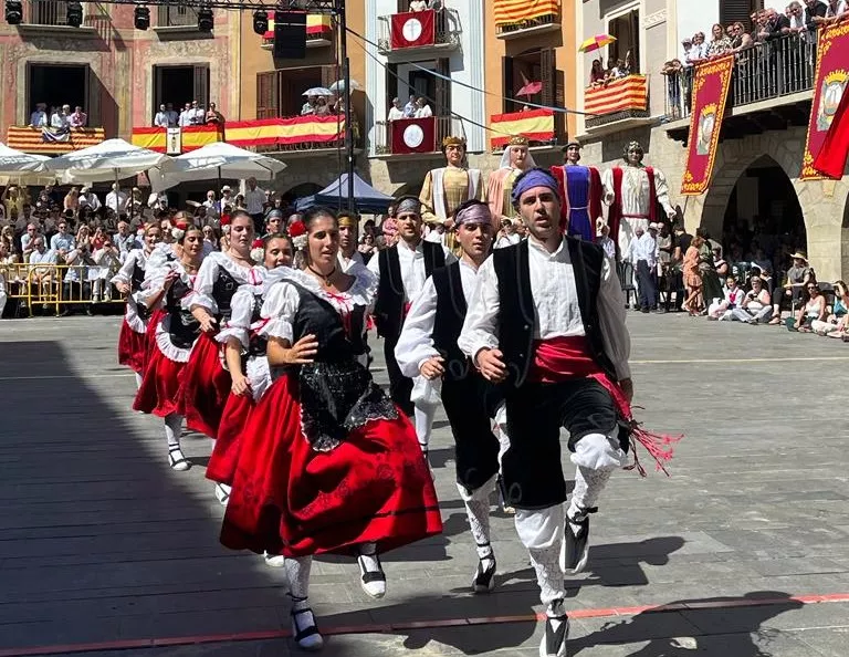 Las mujeres han danzado por vez primera en las Fiestas de Graus