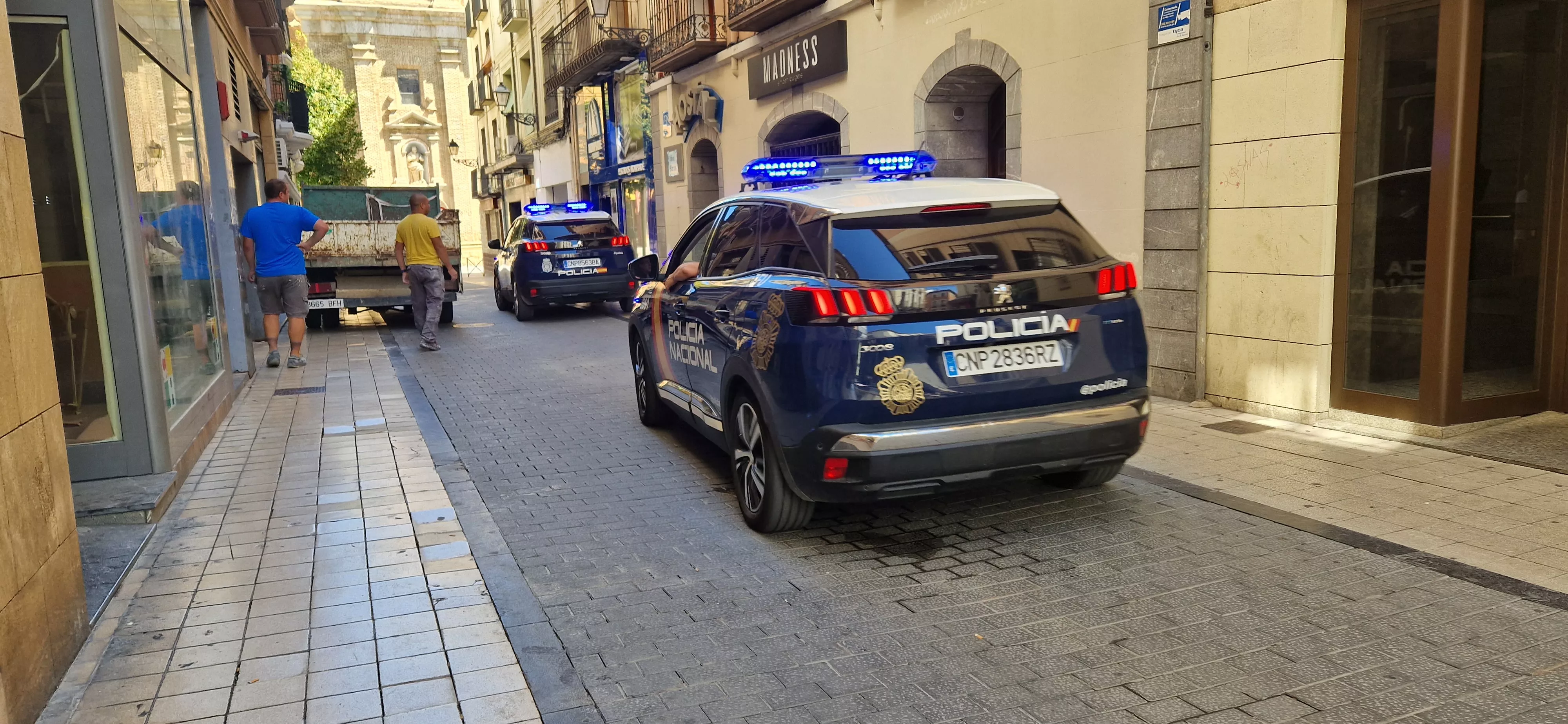 Dos de los coches de Policía que se han desplazado este miércoles a la calle San Orencio. Foto Myriam Martínez Dos de los coches de Policía que se han desplazado este miércoles a la calle San Orencio. Foto Myriam Martínez