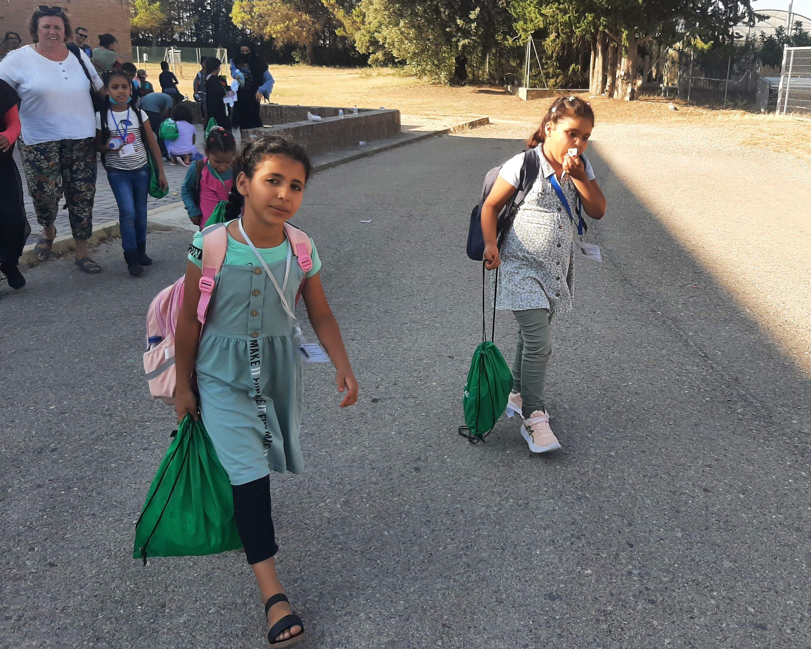 Dos de la niñas que han llegado a Huesca desde los campamentos saharauis.
