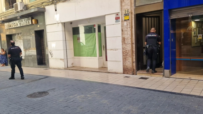 La Policía Nacional se personó este miércoles en la calle, alertada por los vecinos. Foto Myriam Martínez La Policía Nacional se personó este miércoles en la calle, alertada por los vecinos. Foto Myriam Martínez